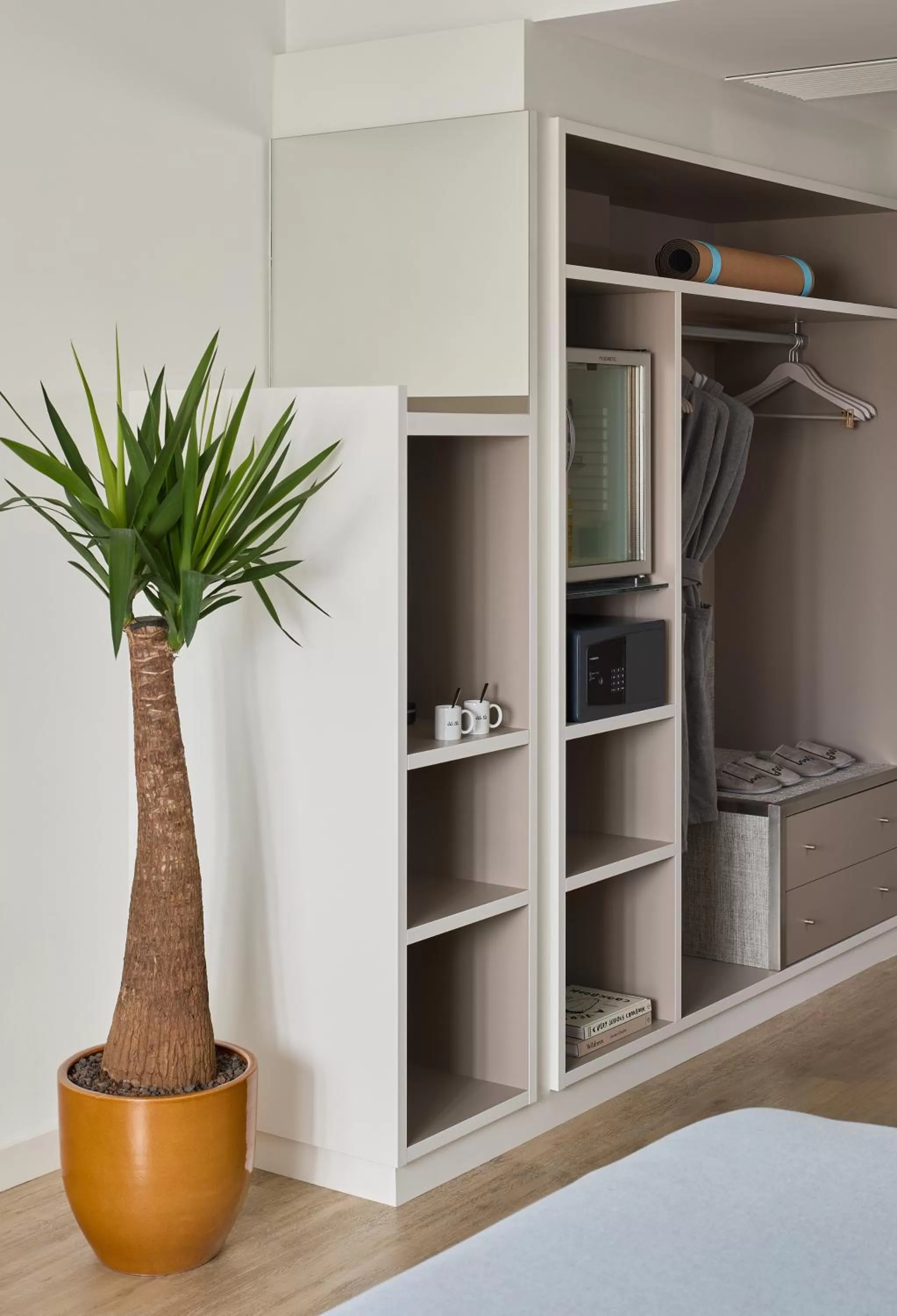 wardrobe in INNSiDE by Meliá Barcelona Apolo