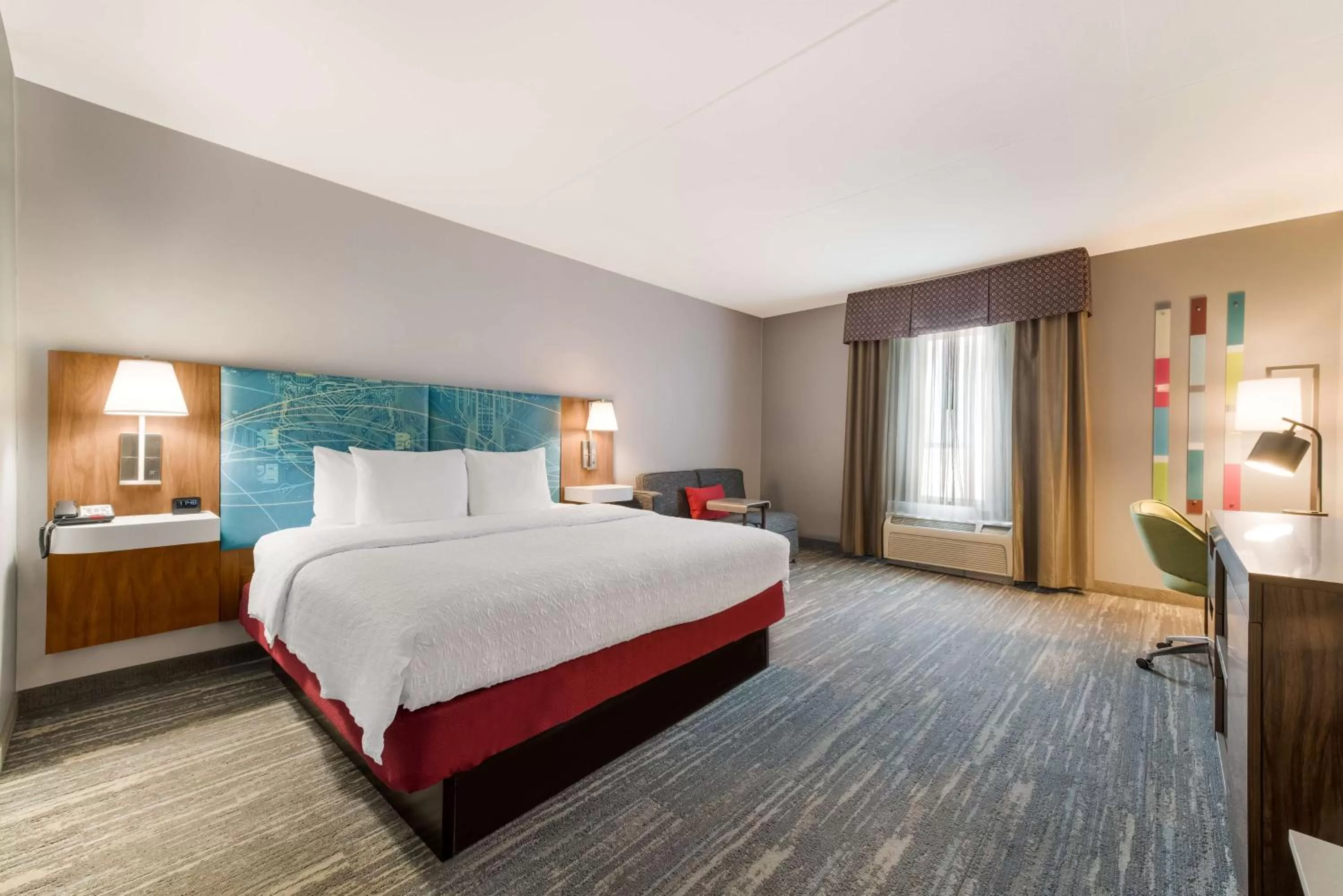 Bed in Hampton Inn & Suites Charlotte-Airport