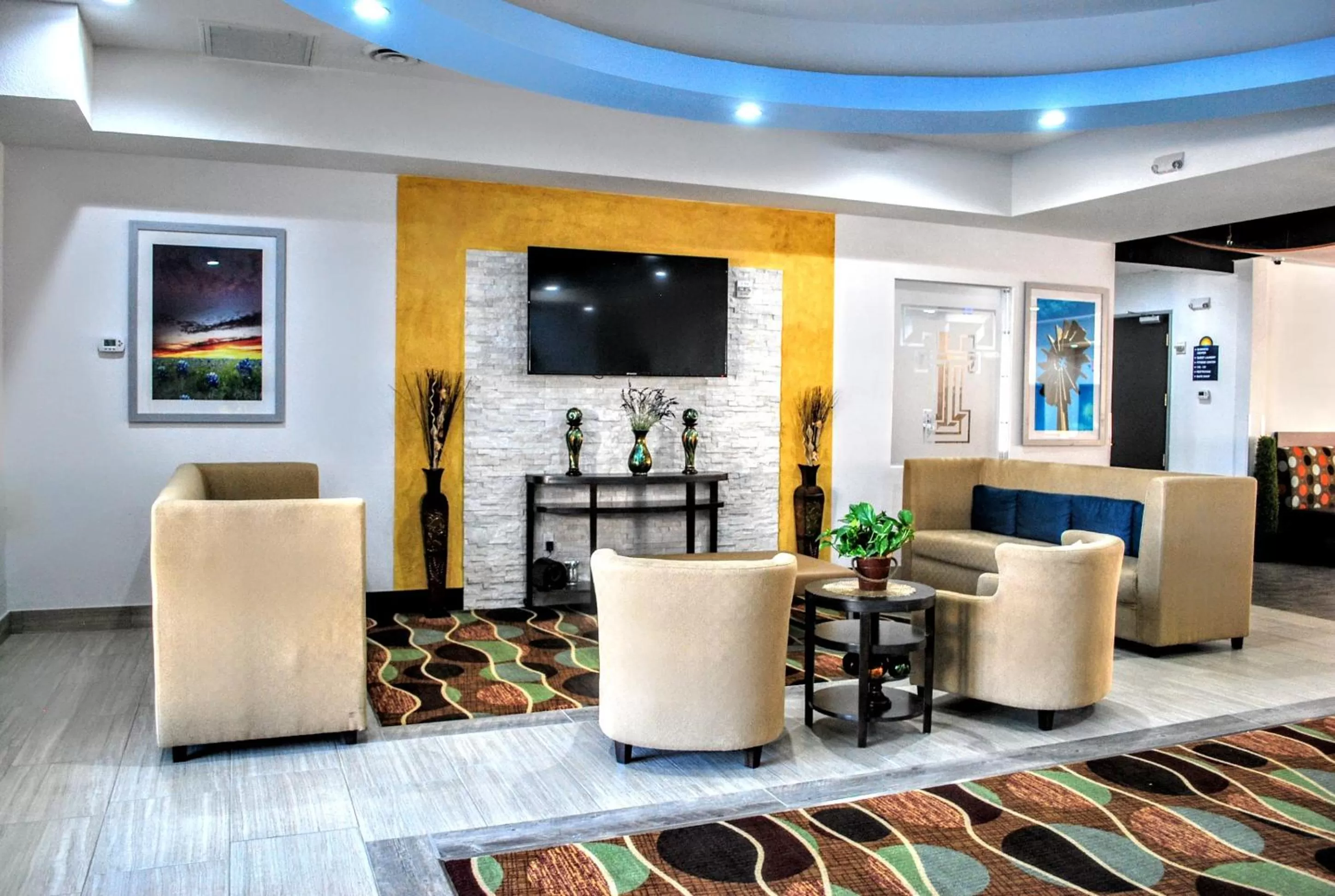 Lobby or reception in Days Inn & Suites by Wyndham Lubbock Medical Center
