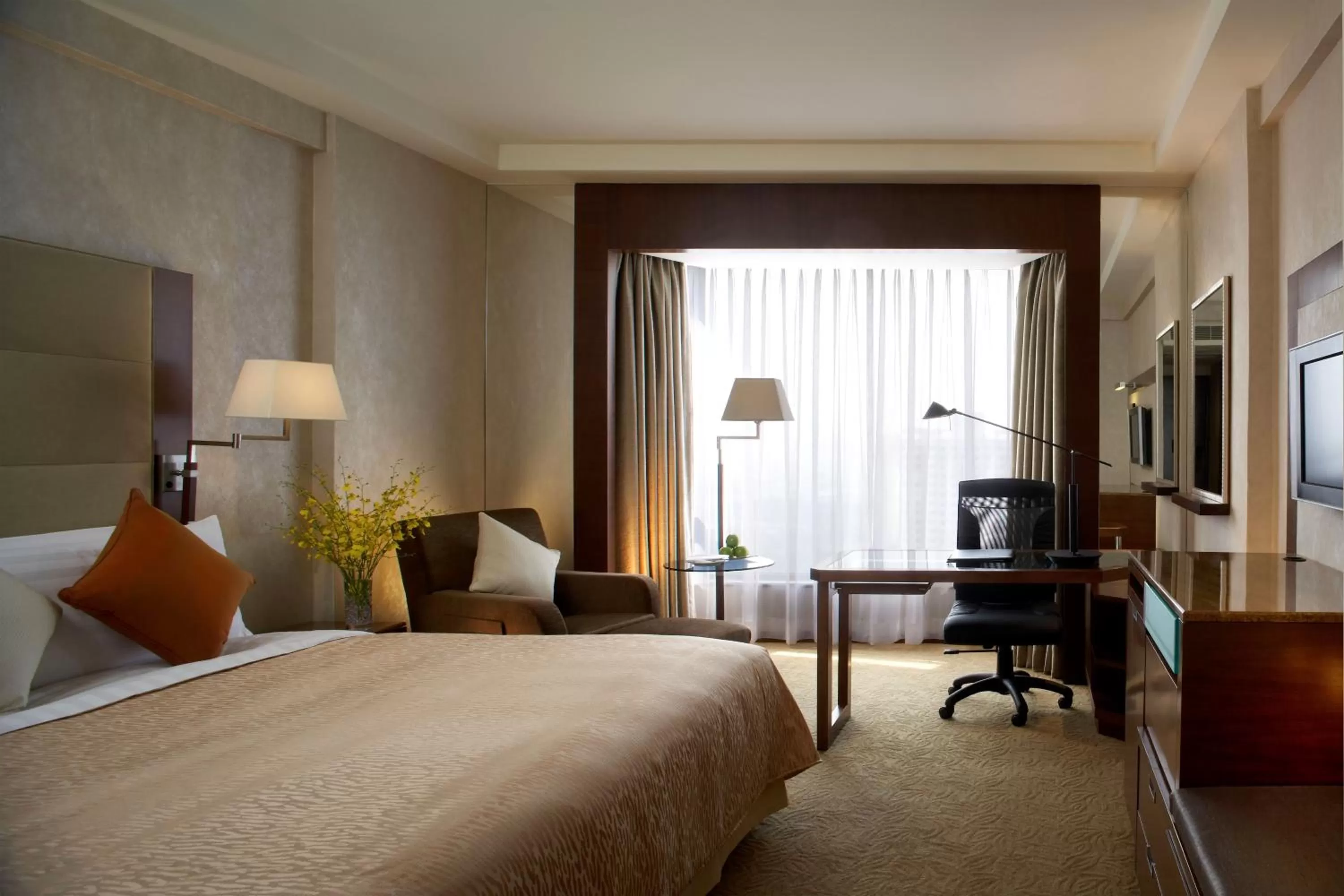 Photo of the whole room, Bed in Shangri-La Shenzhen - Nearby Luohu Border, Outdoor Swimming Pool