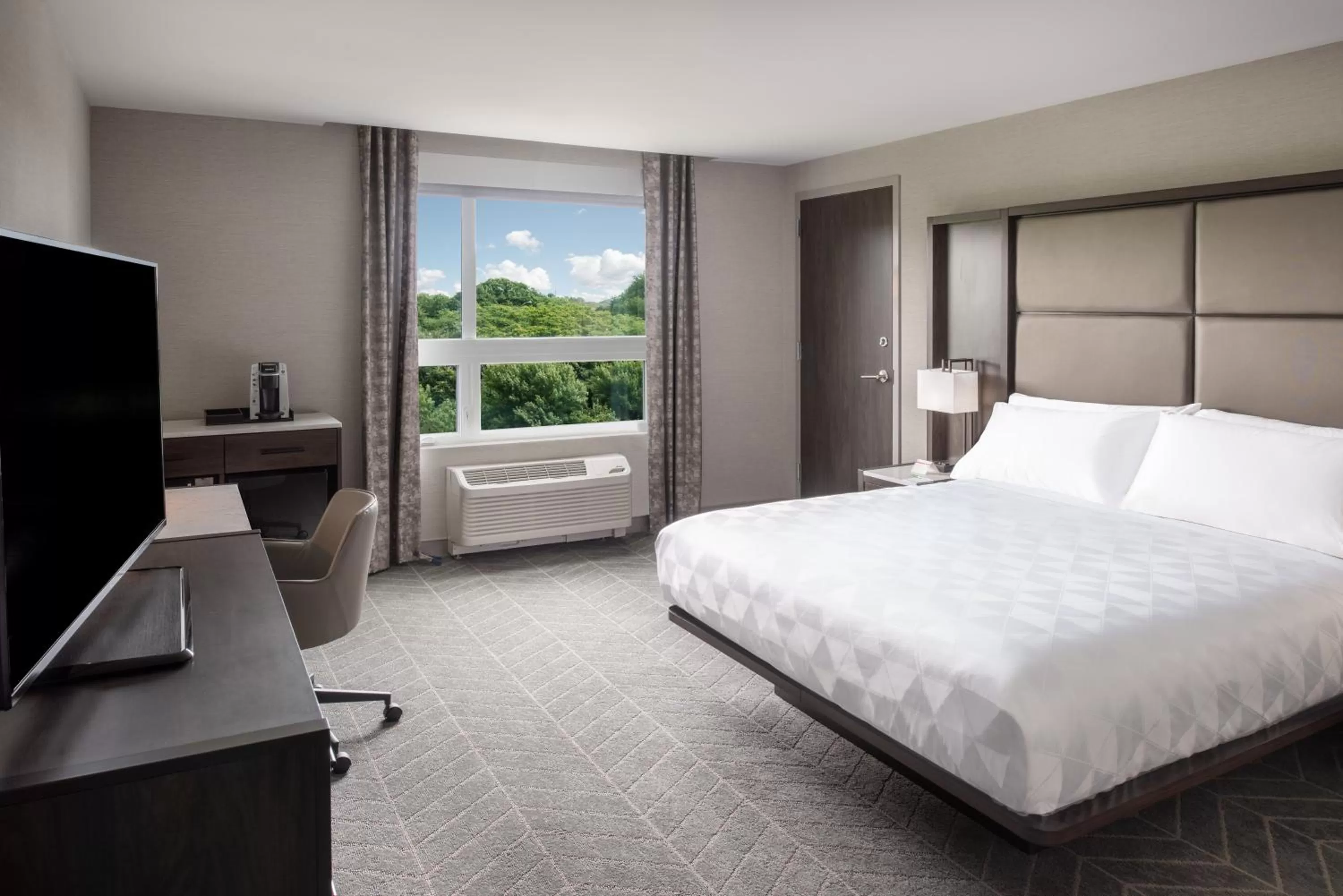 Photo of the whole room, Bed in Holiday Inn Boston Logan Airport - Chelsea by IHG