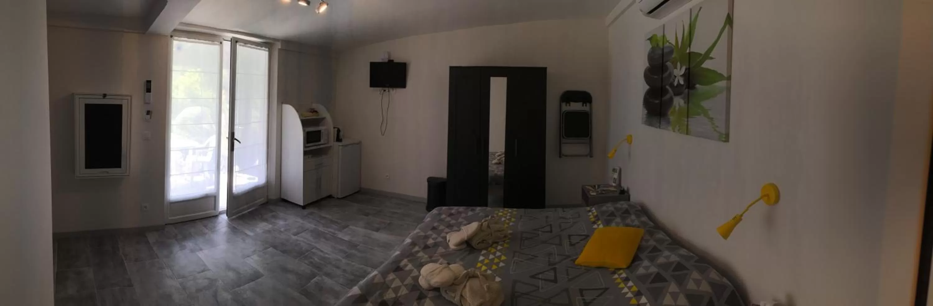 Photo of the whole room in La Bastidasse