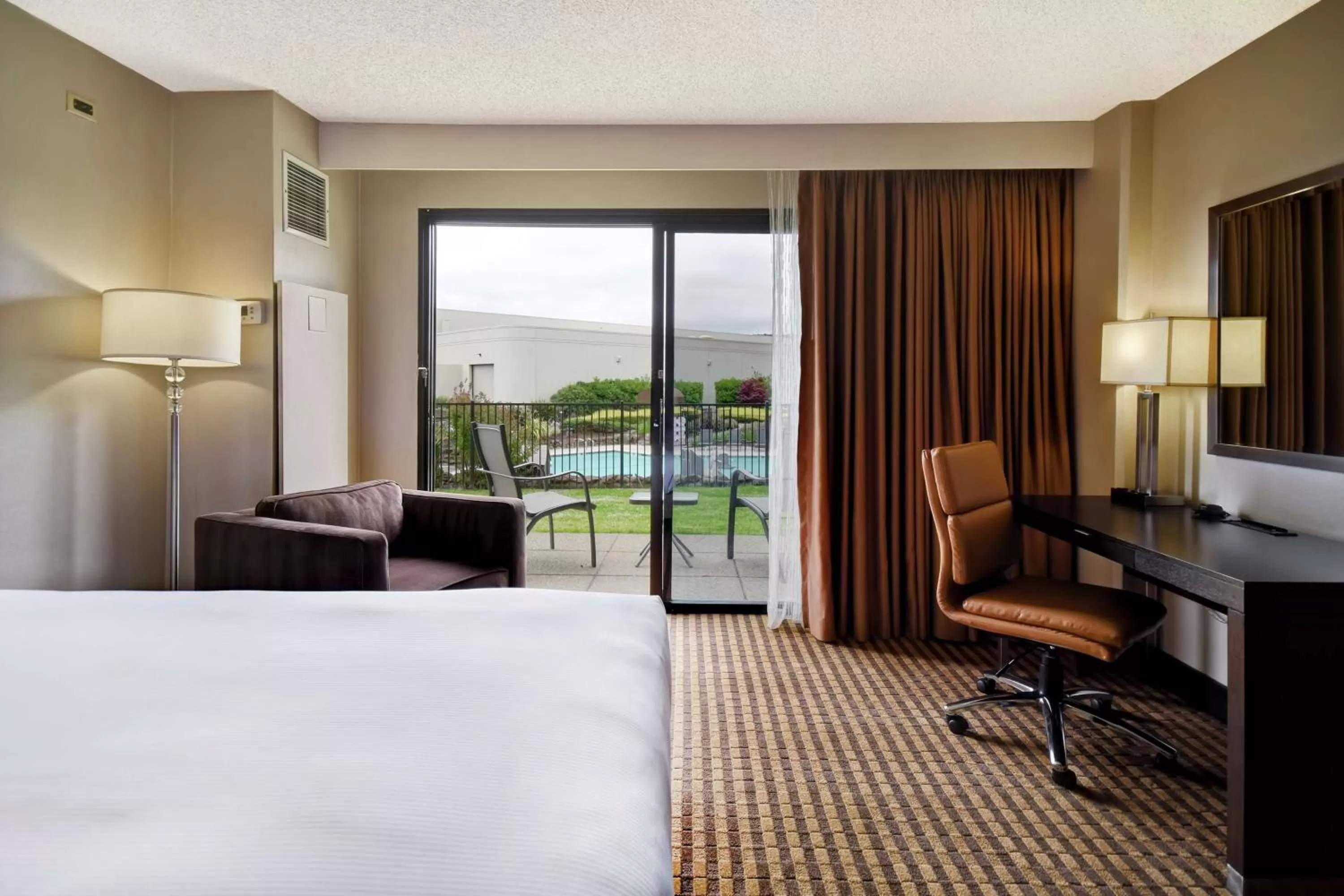 Bedroom, Bed in DoubleTree by Hilton Pleasanton at The Club