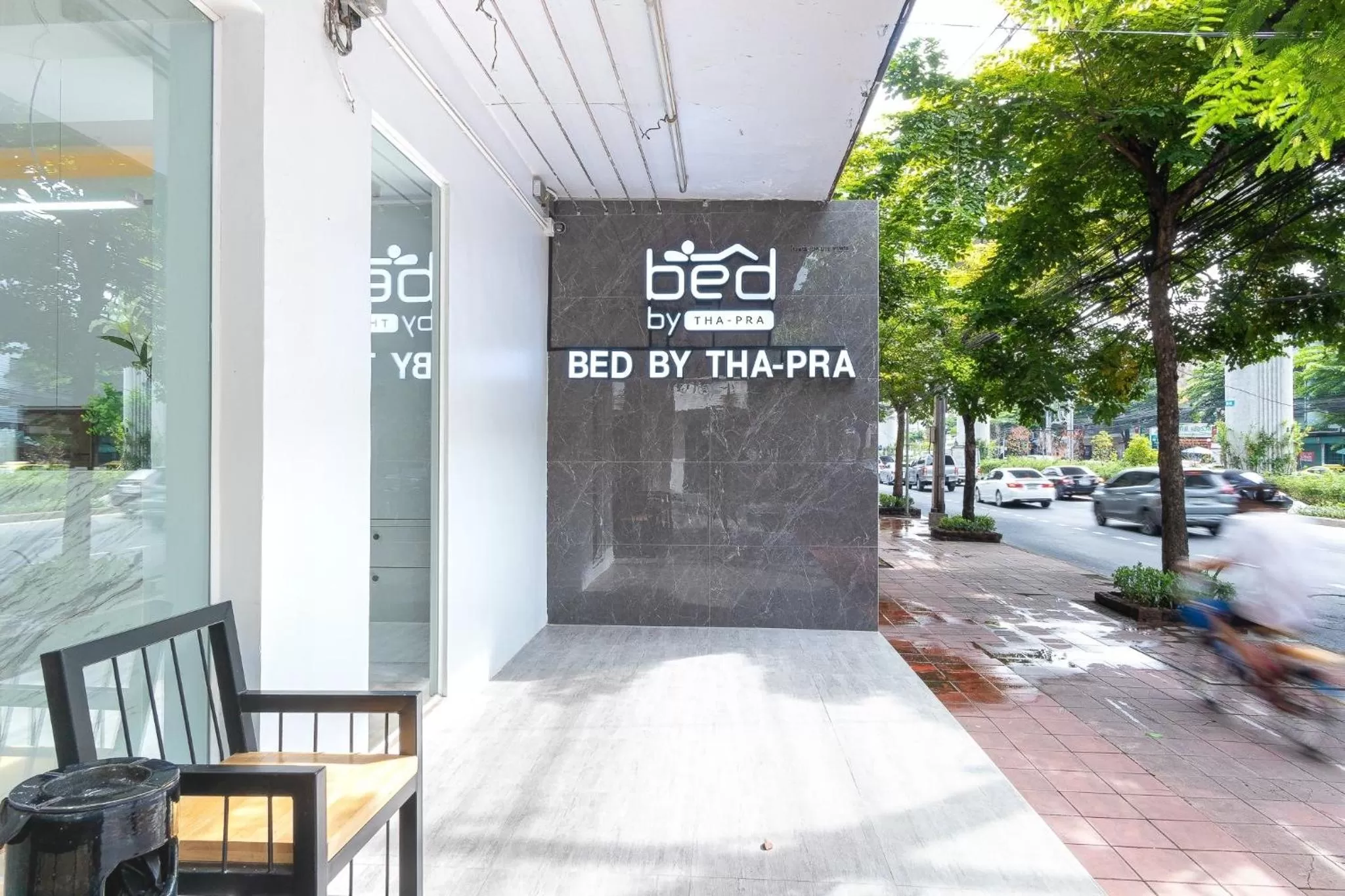 Facade/entrance in Bed by Tha-Pra SHA Plus