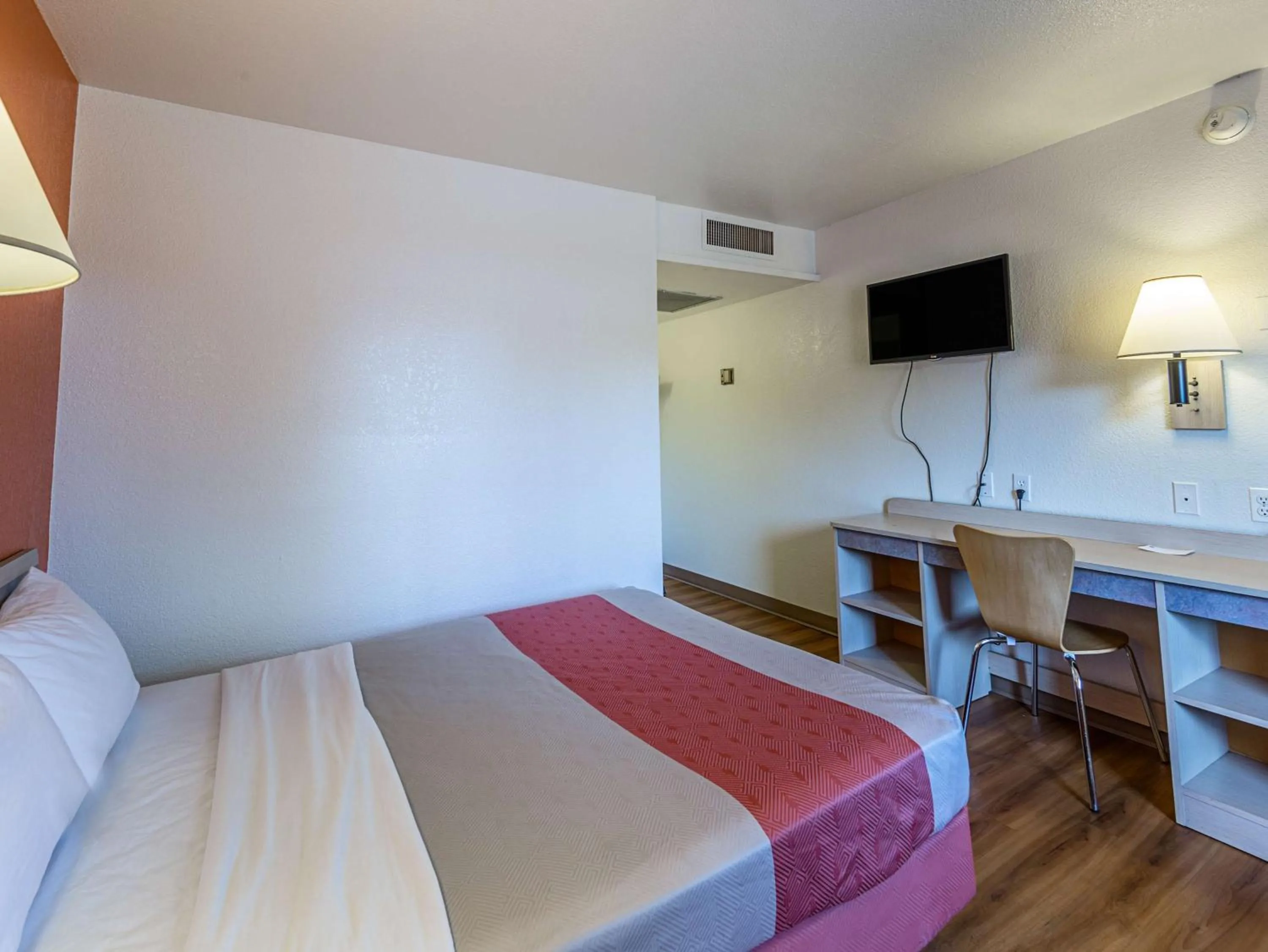 TV and multimedia, Bed in Motel 6-Yreka, CA