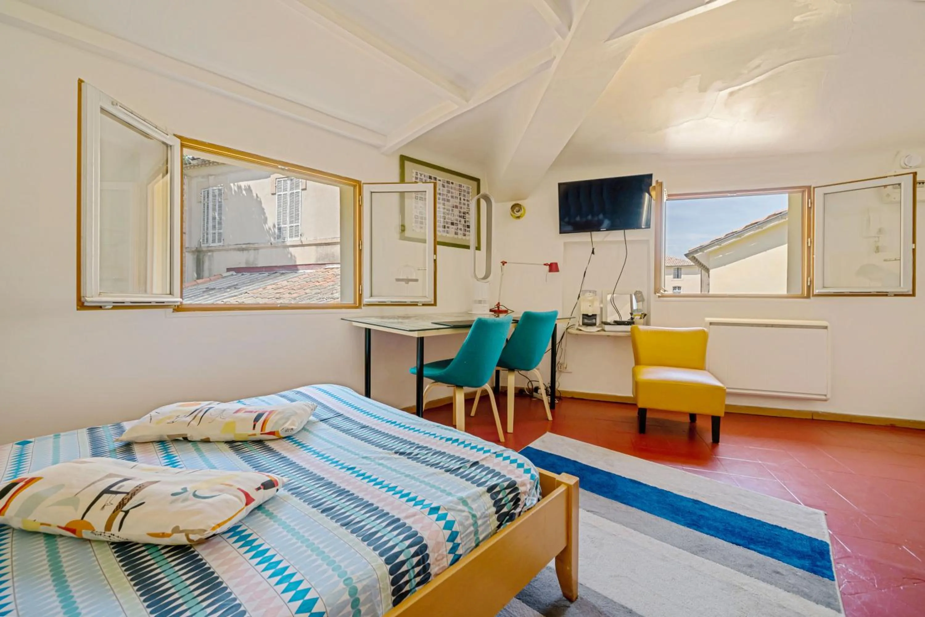 Photo of the whole room, TV/Entertainment Center in Precheurs Studios