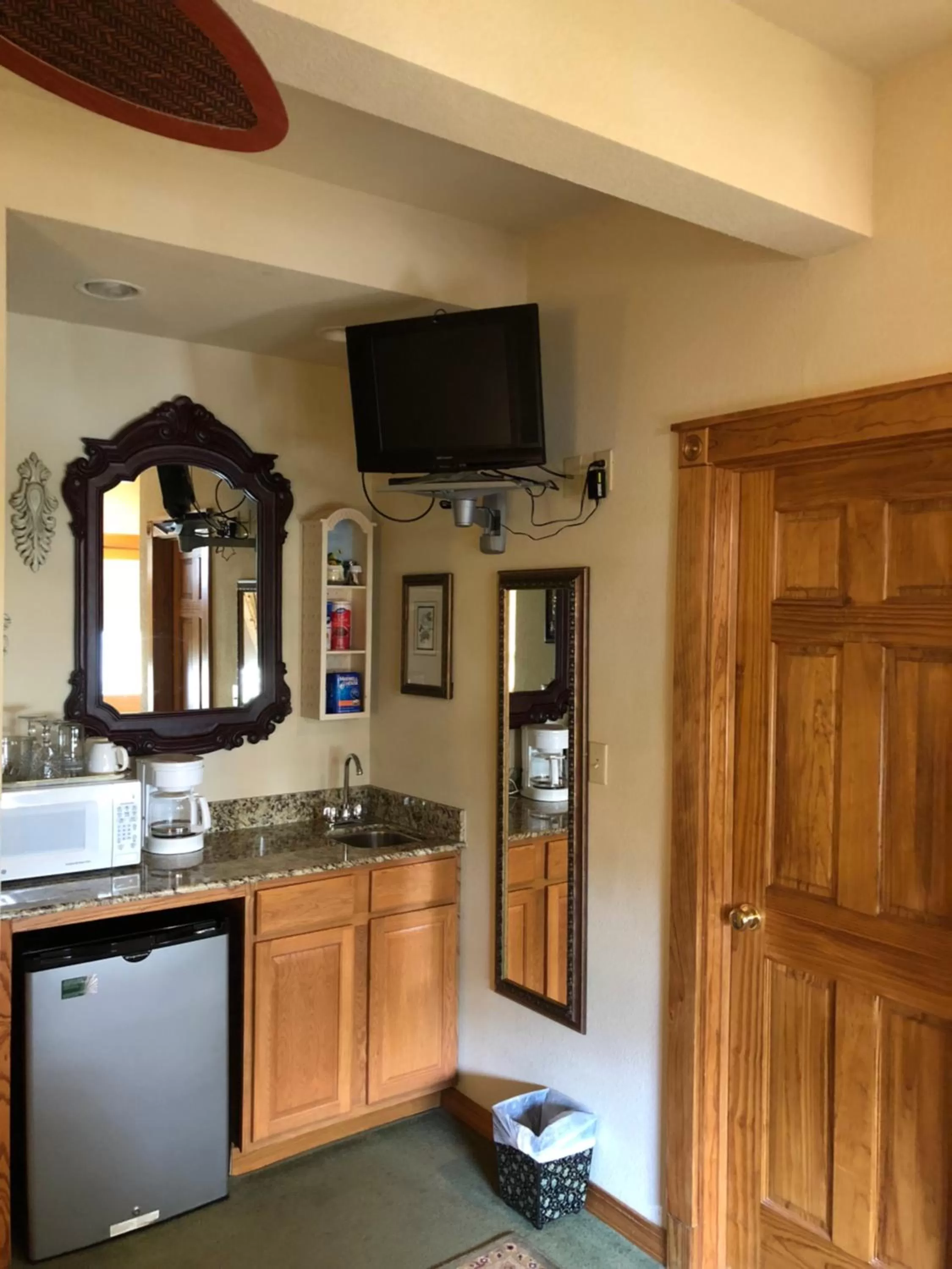 minibar in All Seasons Inn