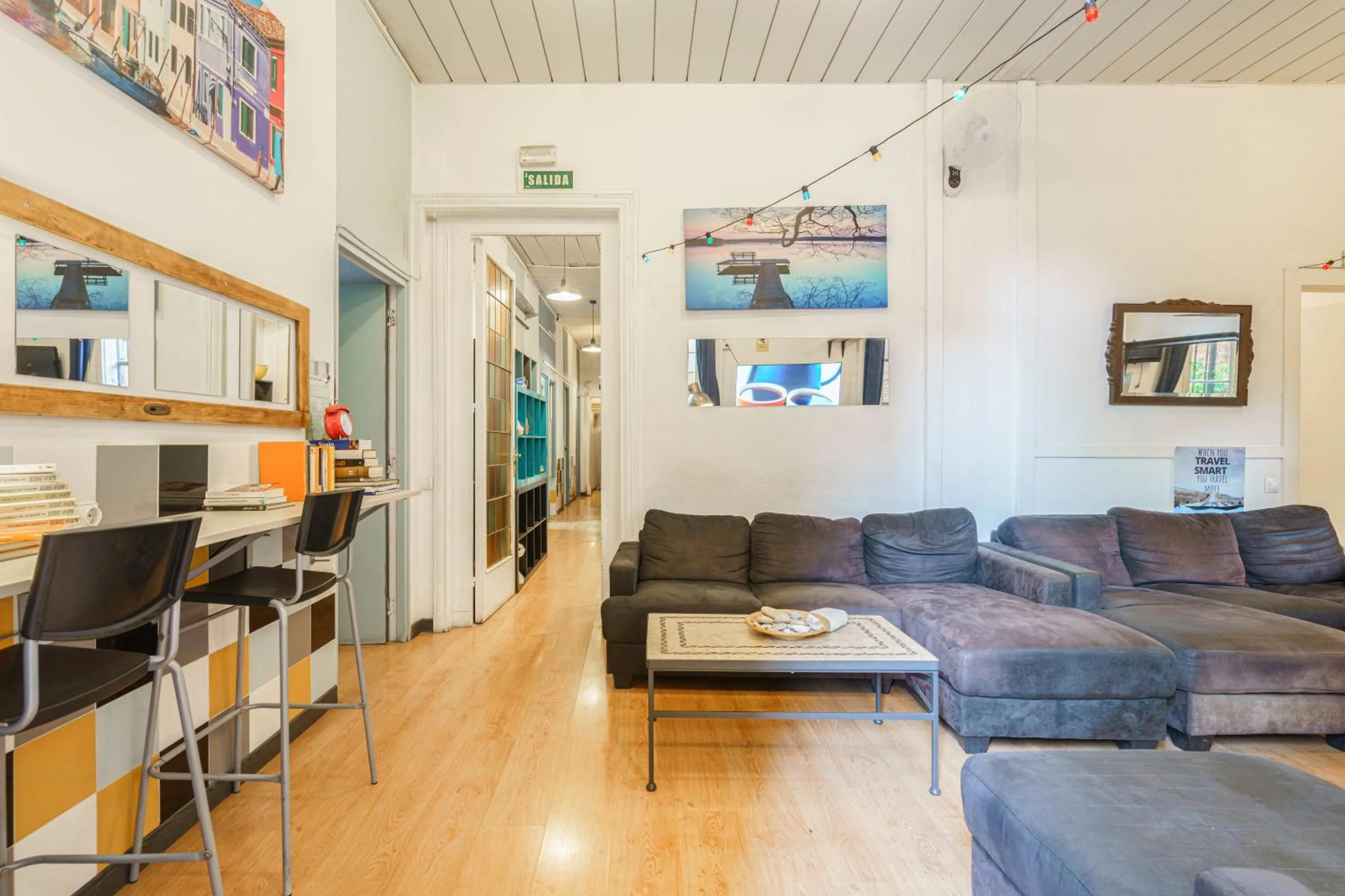 Communal lounge/ TV room in Casa Barcelo Hostel Barcelona