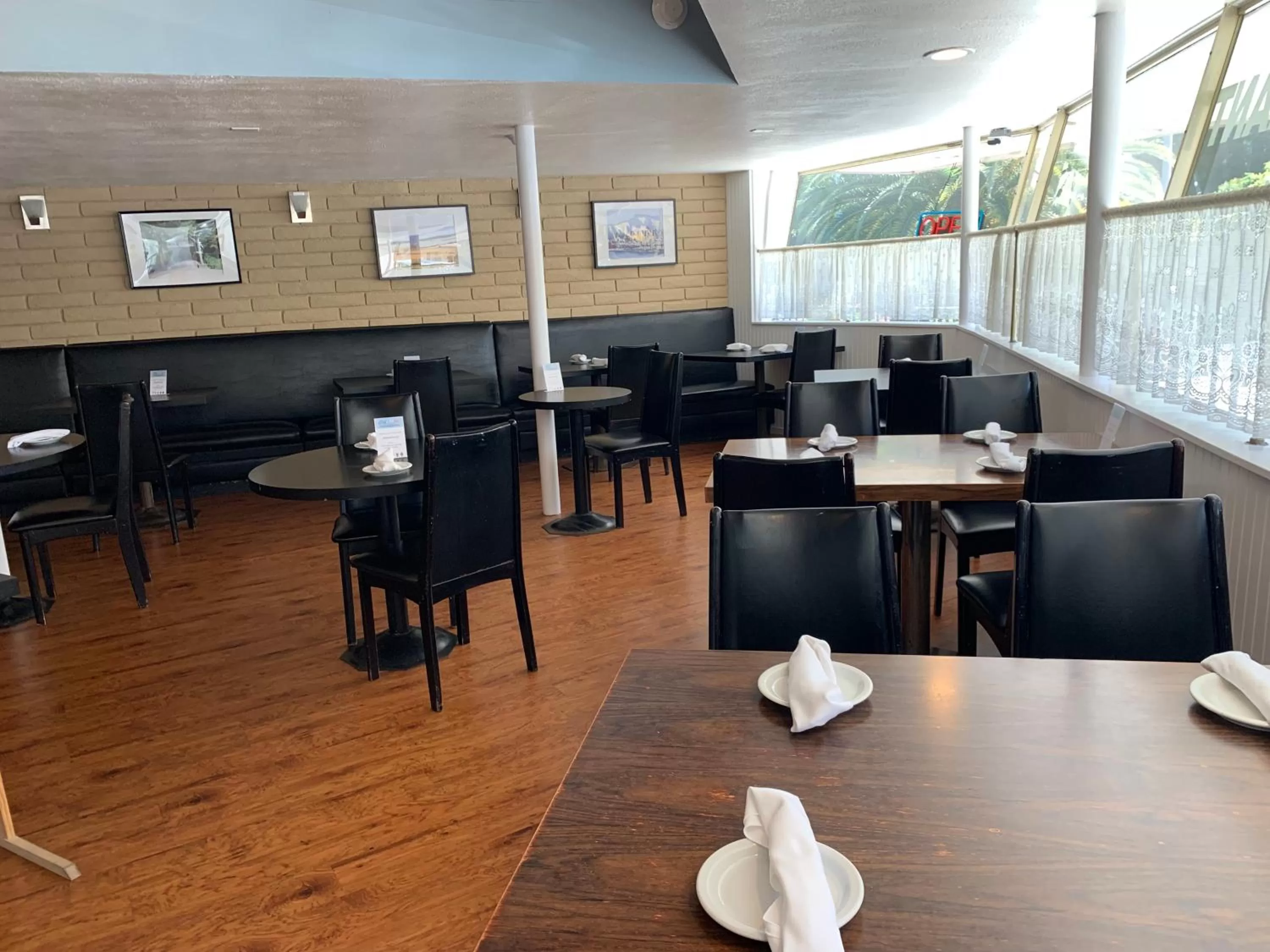 Restaurant/places to eat in Villa Inn