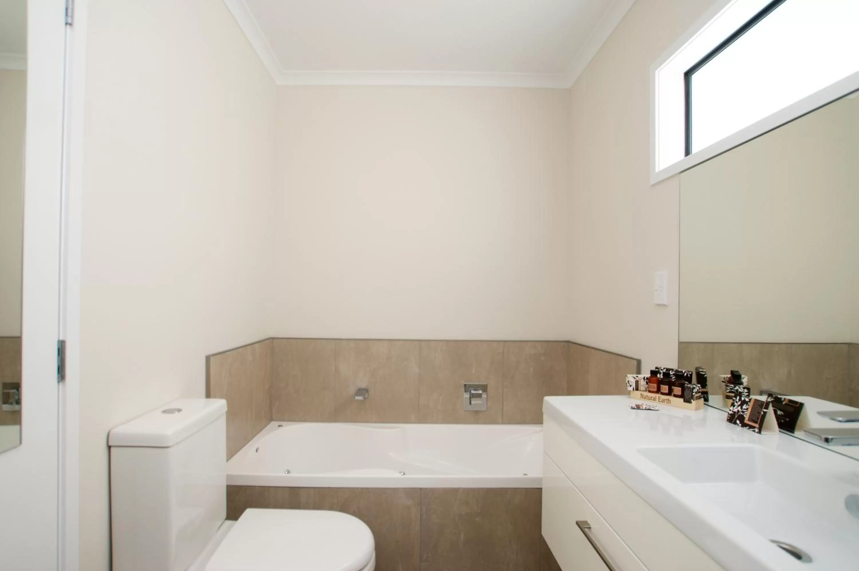 Toilet in Astra Motor Lodge