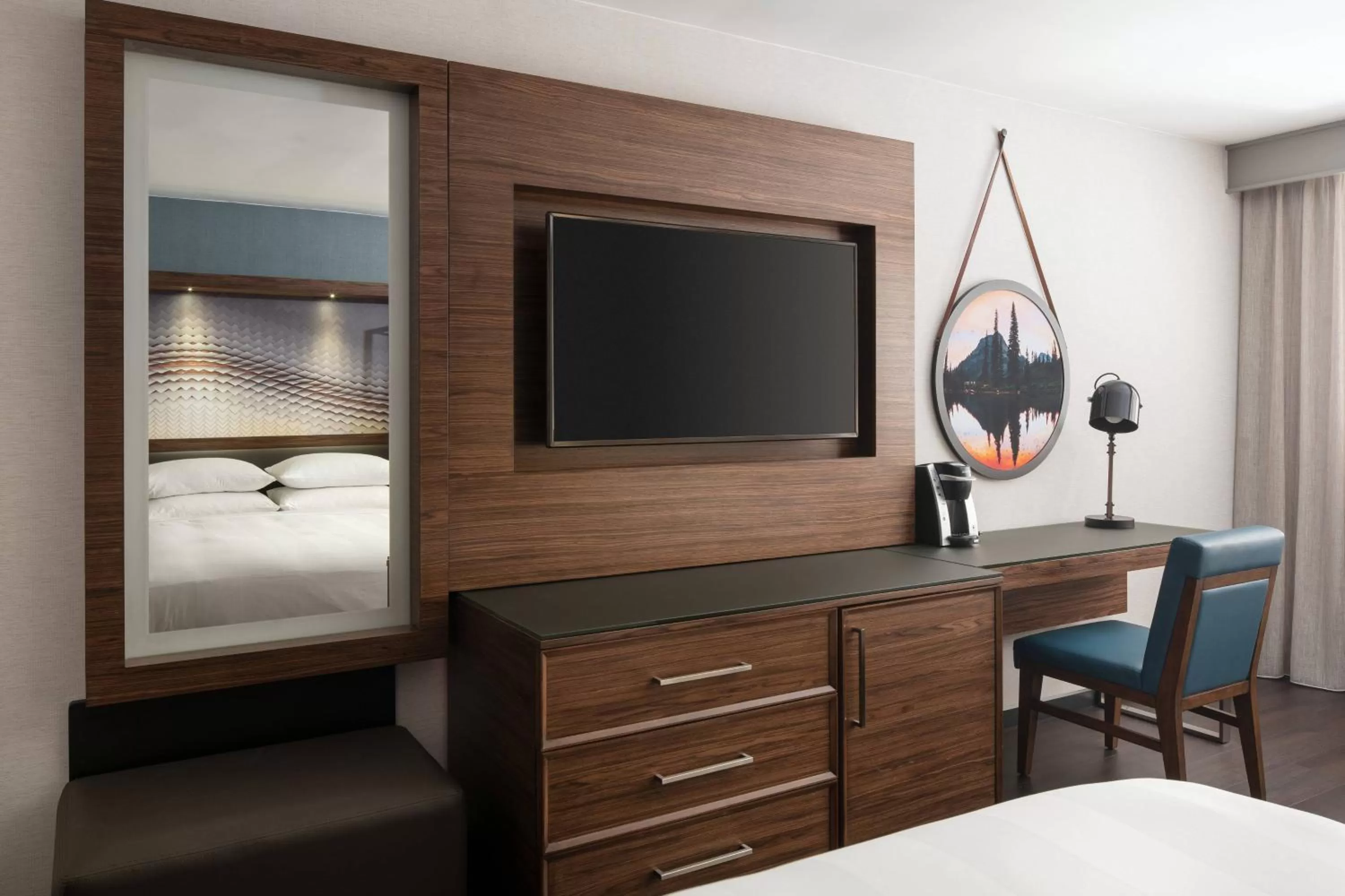 Photo of the whole room, Bed in Seattle Airport Marriott