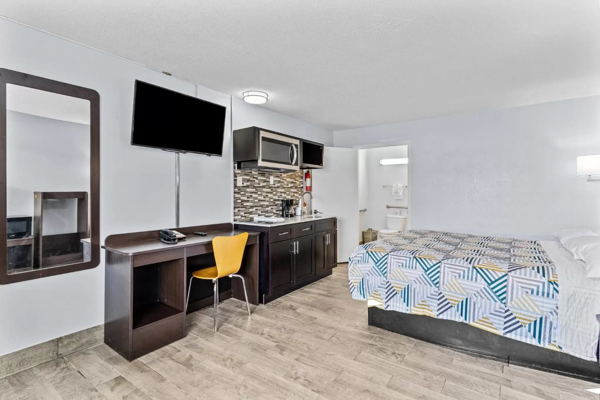 Photo of the whole room, Bed in Studio 6 Wilmington, NC