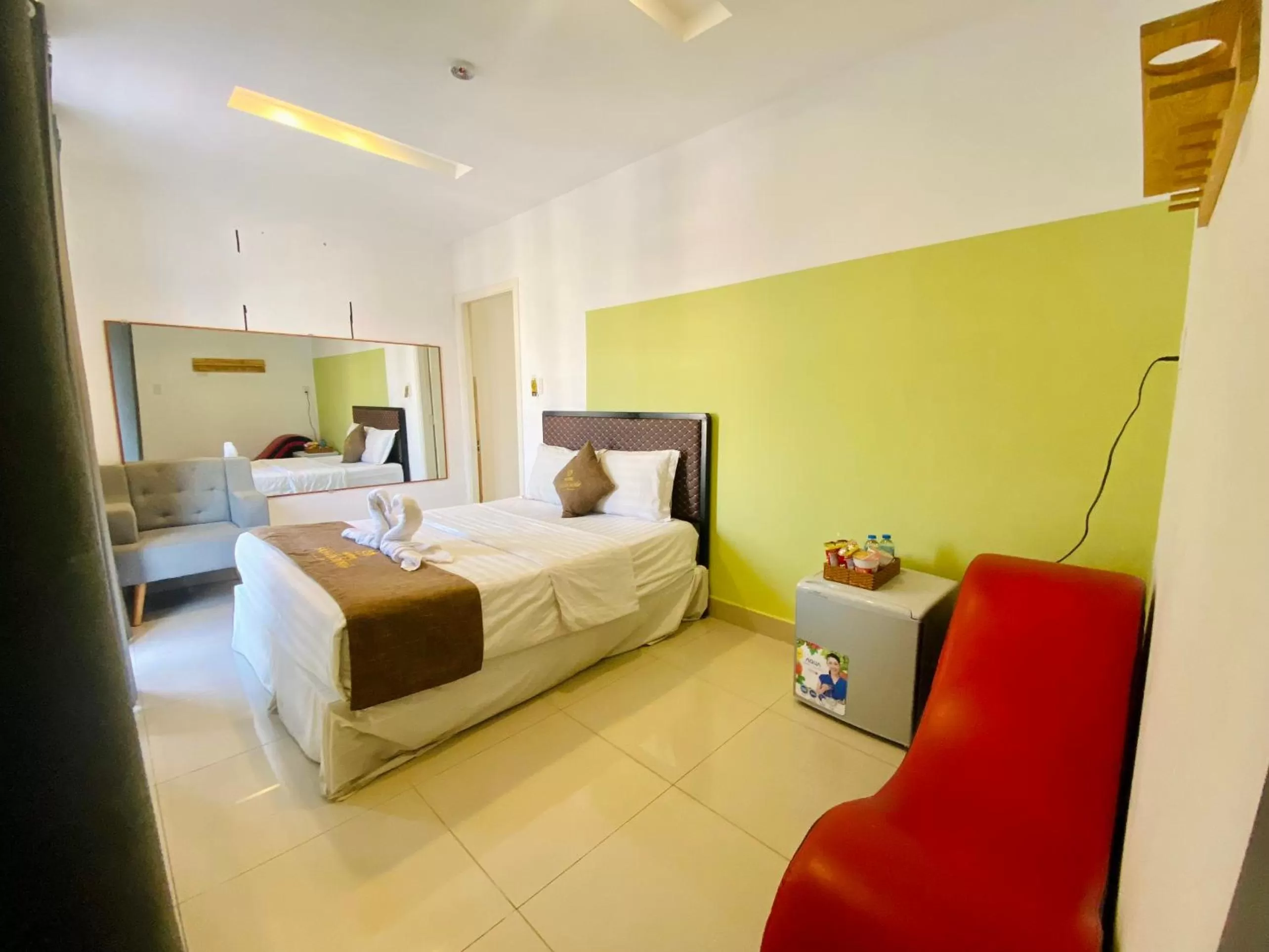 Photo of the whole room, Bed in SaiGon Rose Hotel