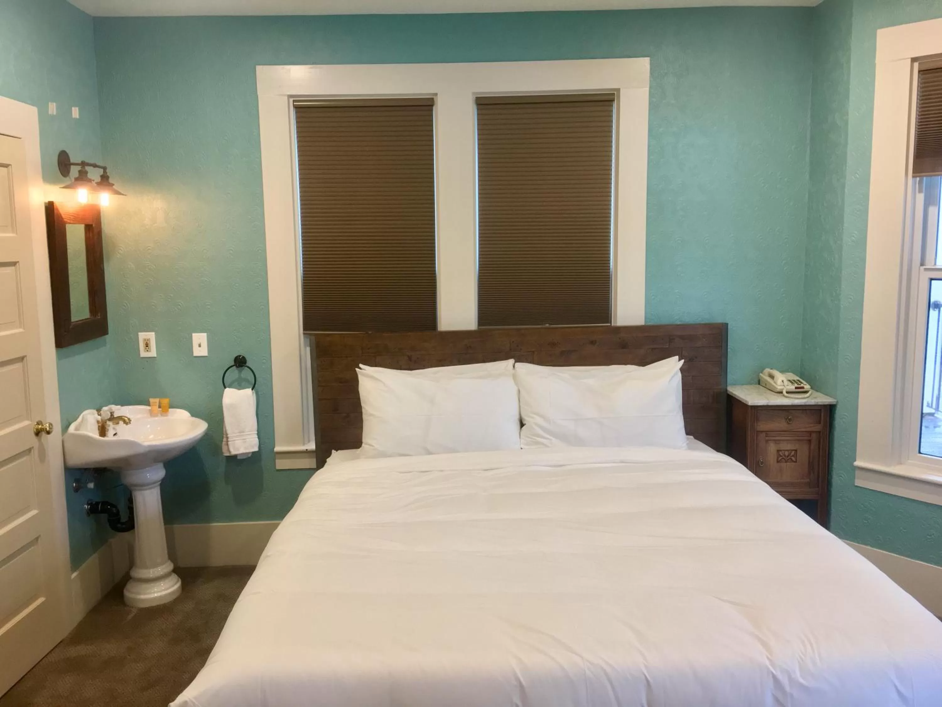 Bedroom, Bed in The Groveland Hotel