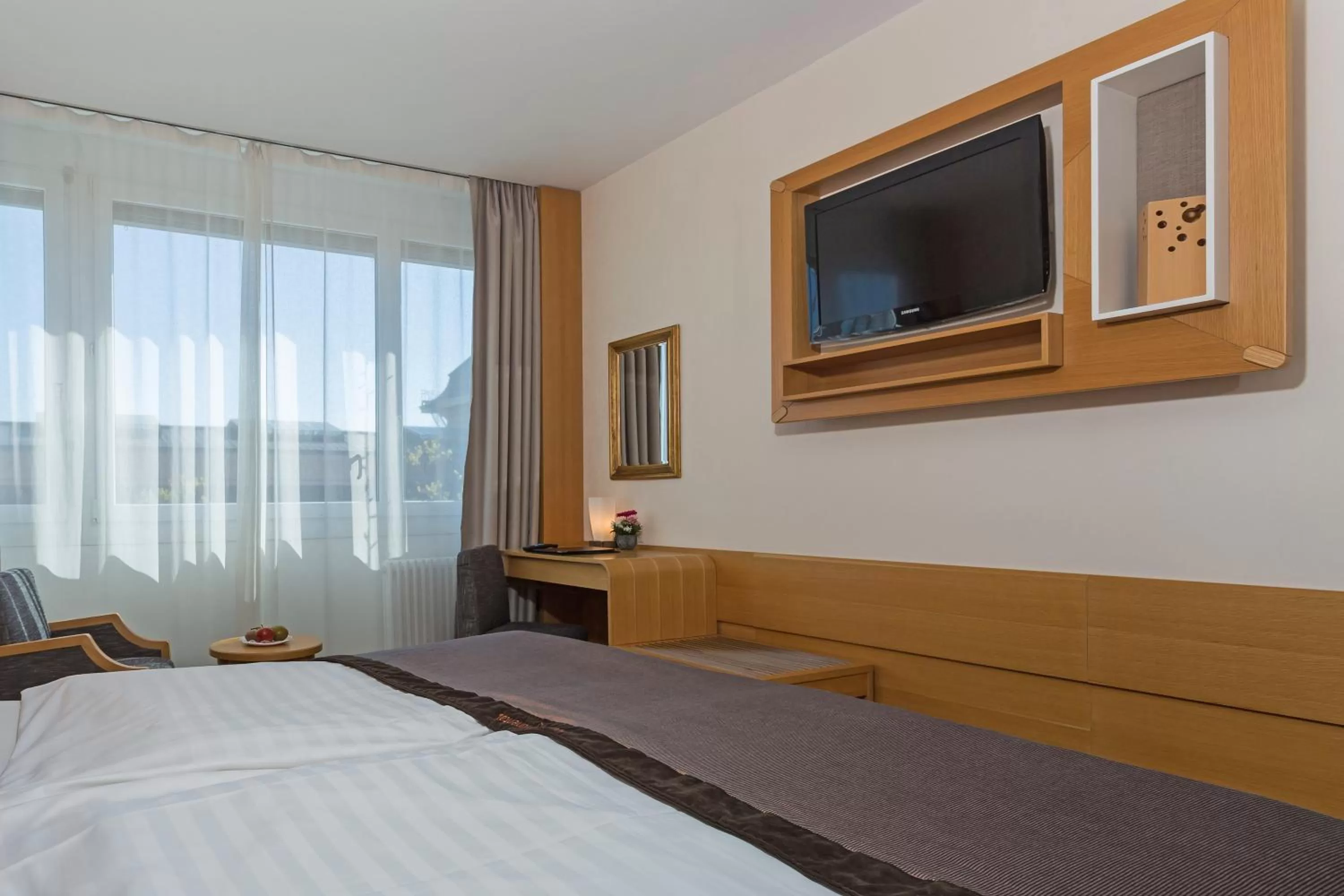 Bedroom, Bed in Continental Hotel Lausanne