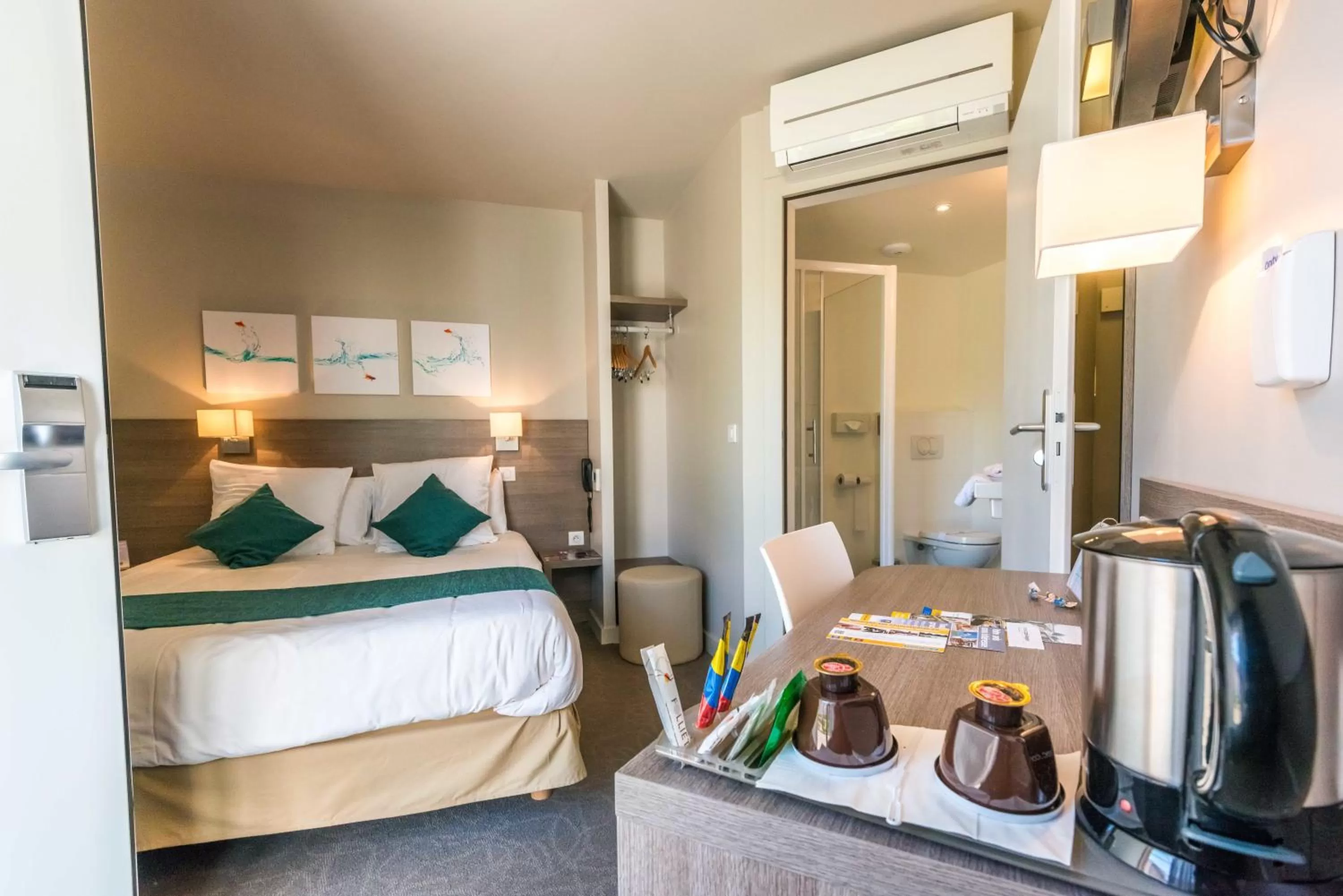 Photo of the whole room, Bed in Kyriad Annemasse - Geneve