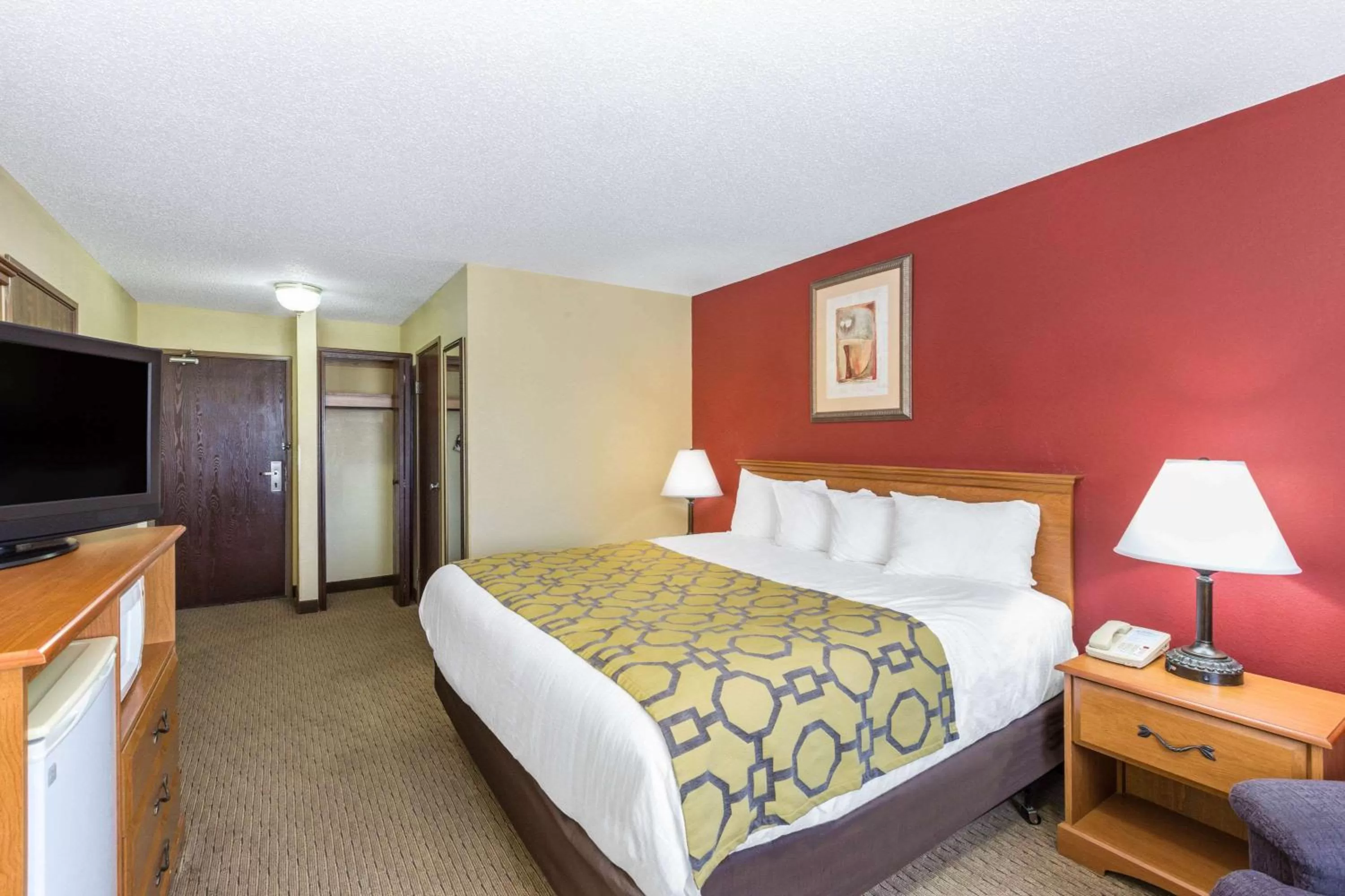 Photo of the whole room, Bed in Baymont by Wyndham Fort Dodge
