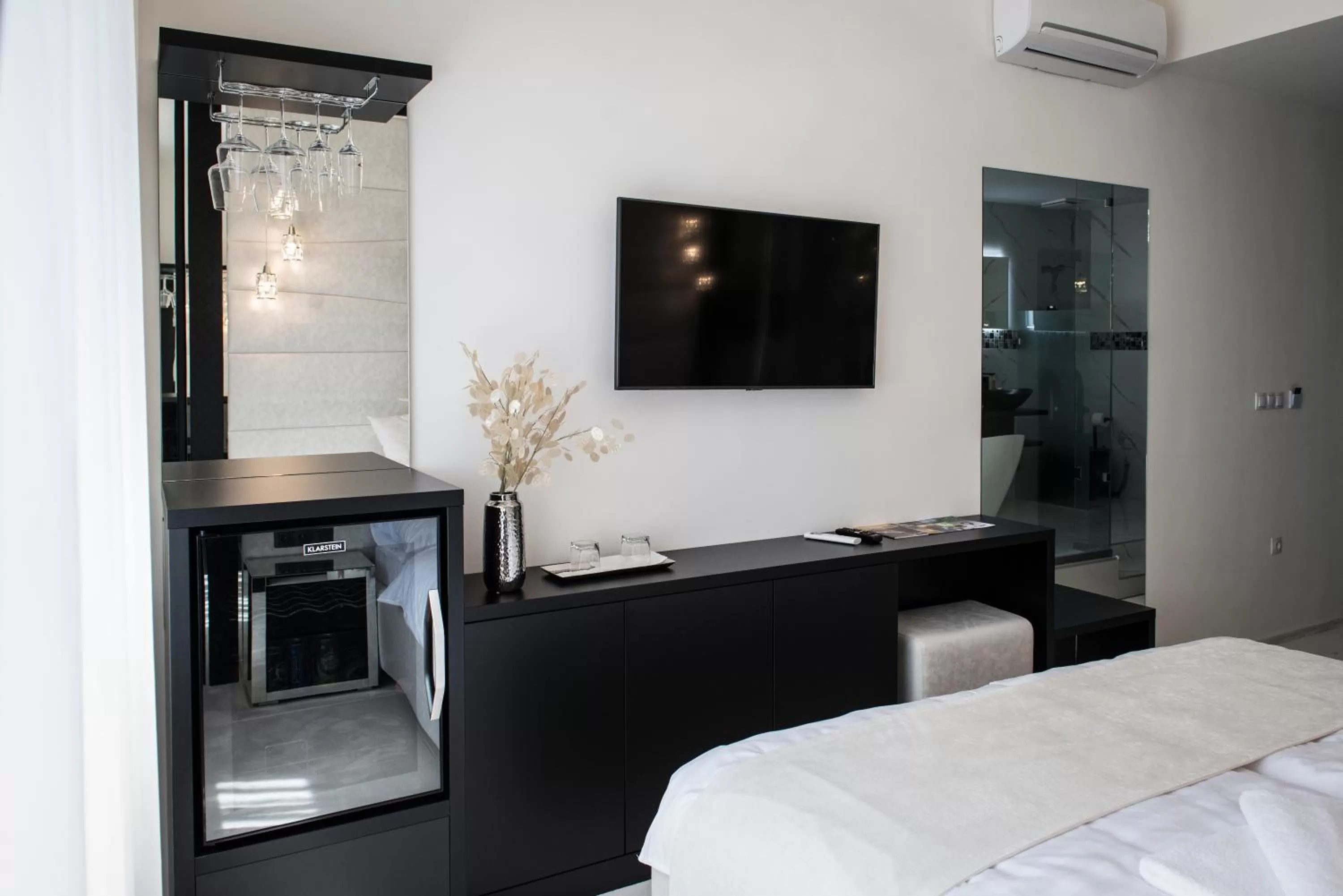 Photo of the whole room, TV/Entertainment Center in Z Rooms Boutique