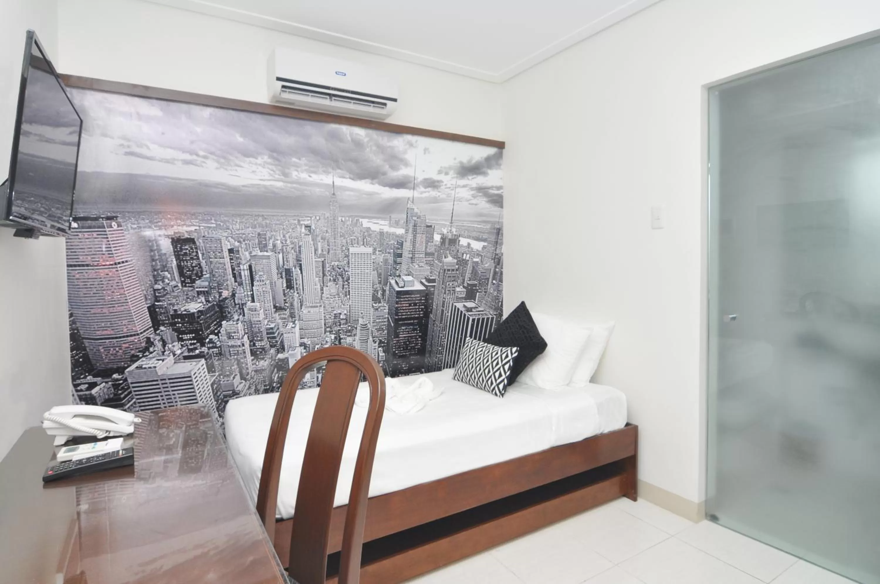 Bedroom, Bed in 717 Cesar Place Hotel