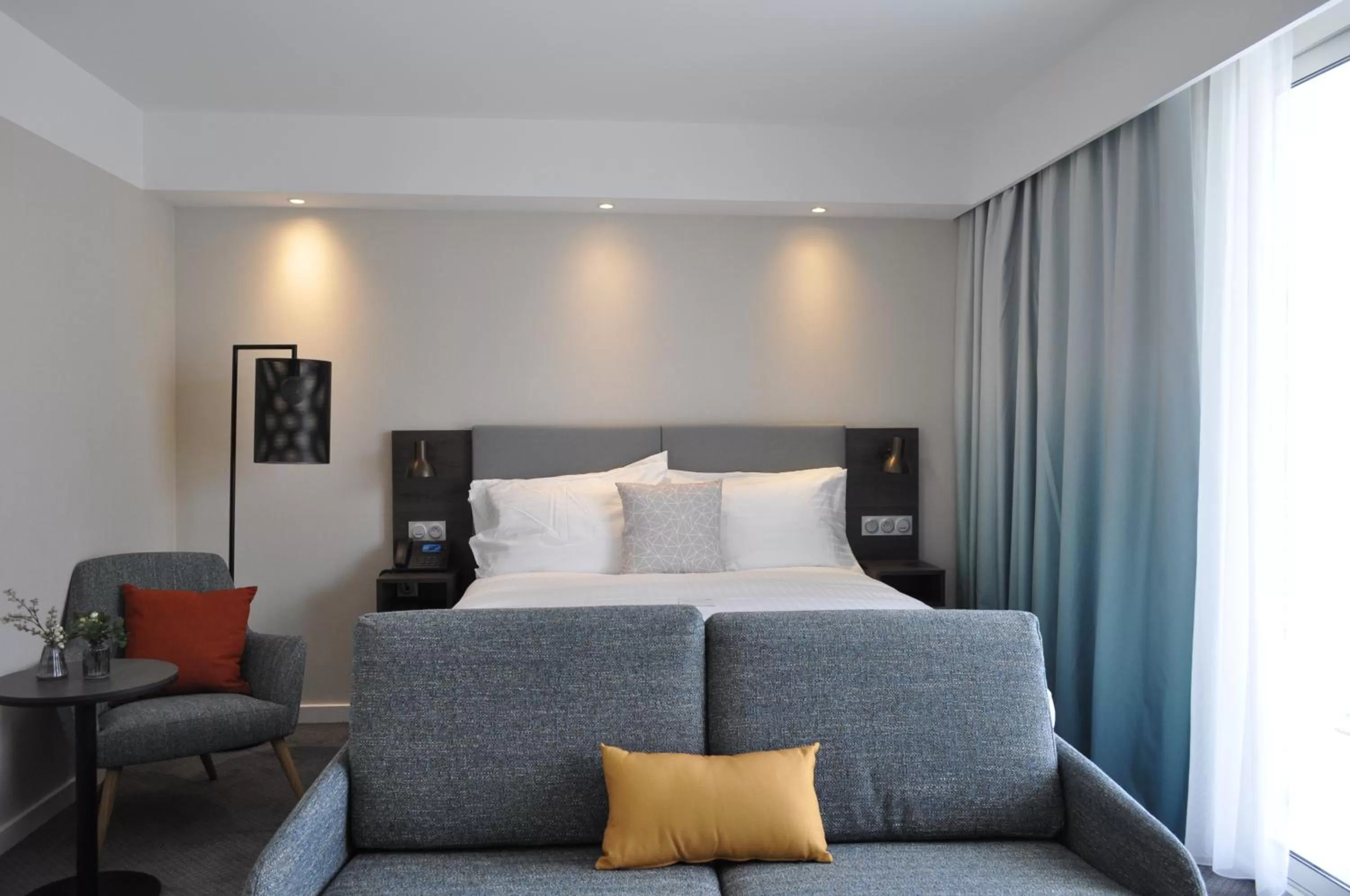 Bedroom, Bed in Holiday Inn - Bordeaux-Merignac by IHG