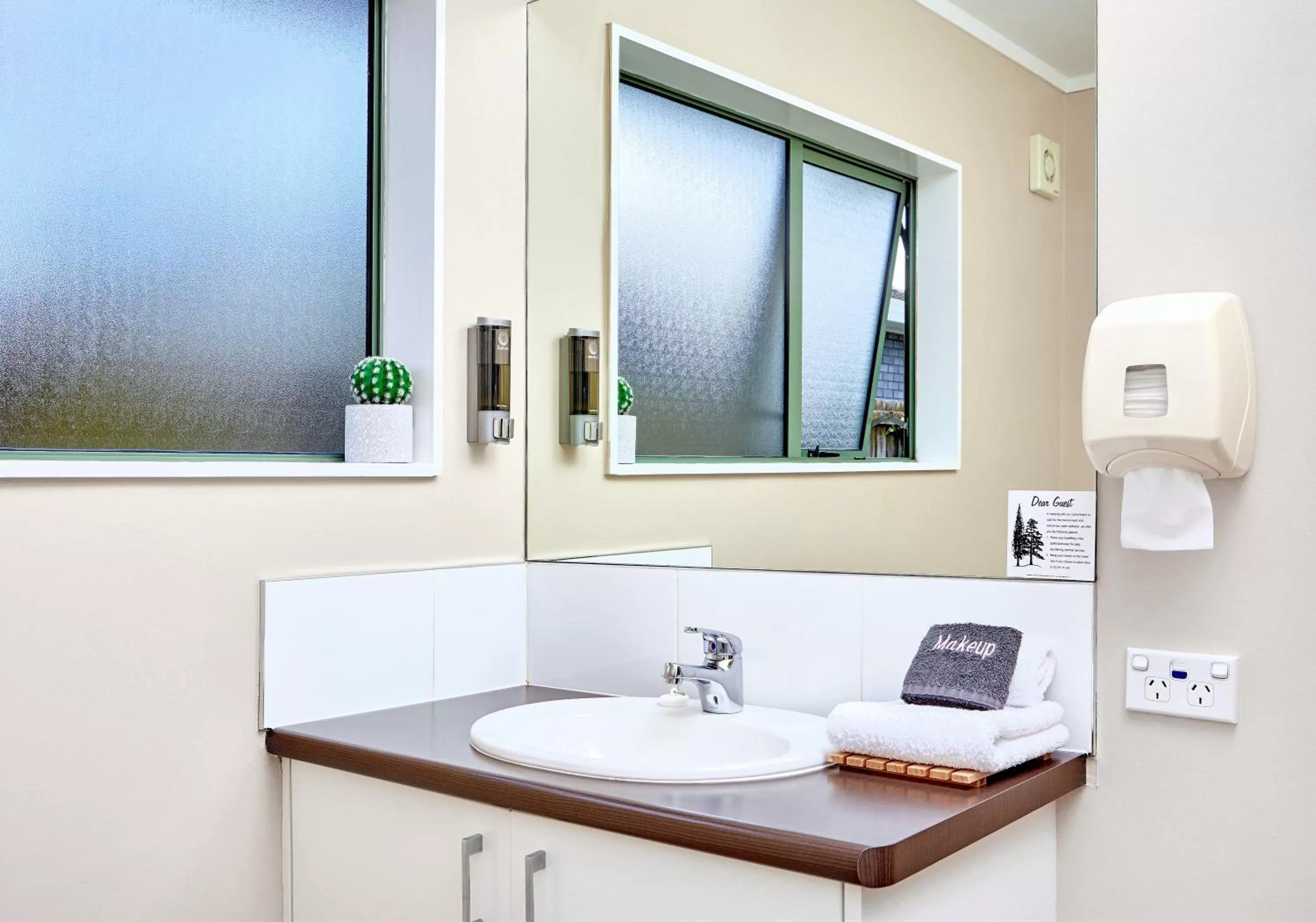 Bathroom in Barringtons Motor Lodge