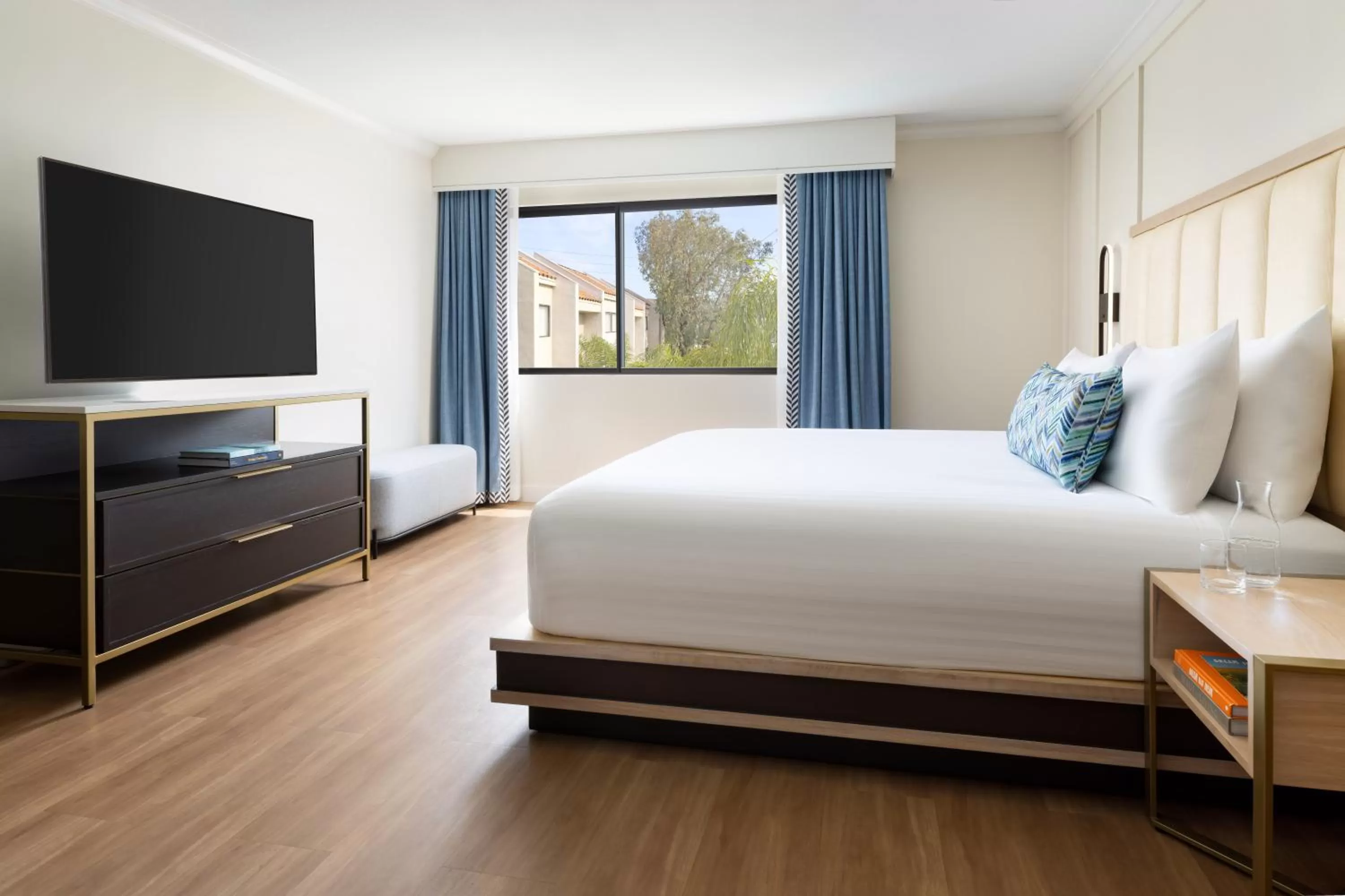 TV and multimedia, Bed in The Anza-a Calabasas Hotel