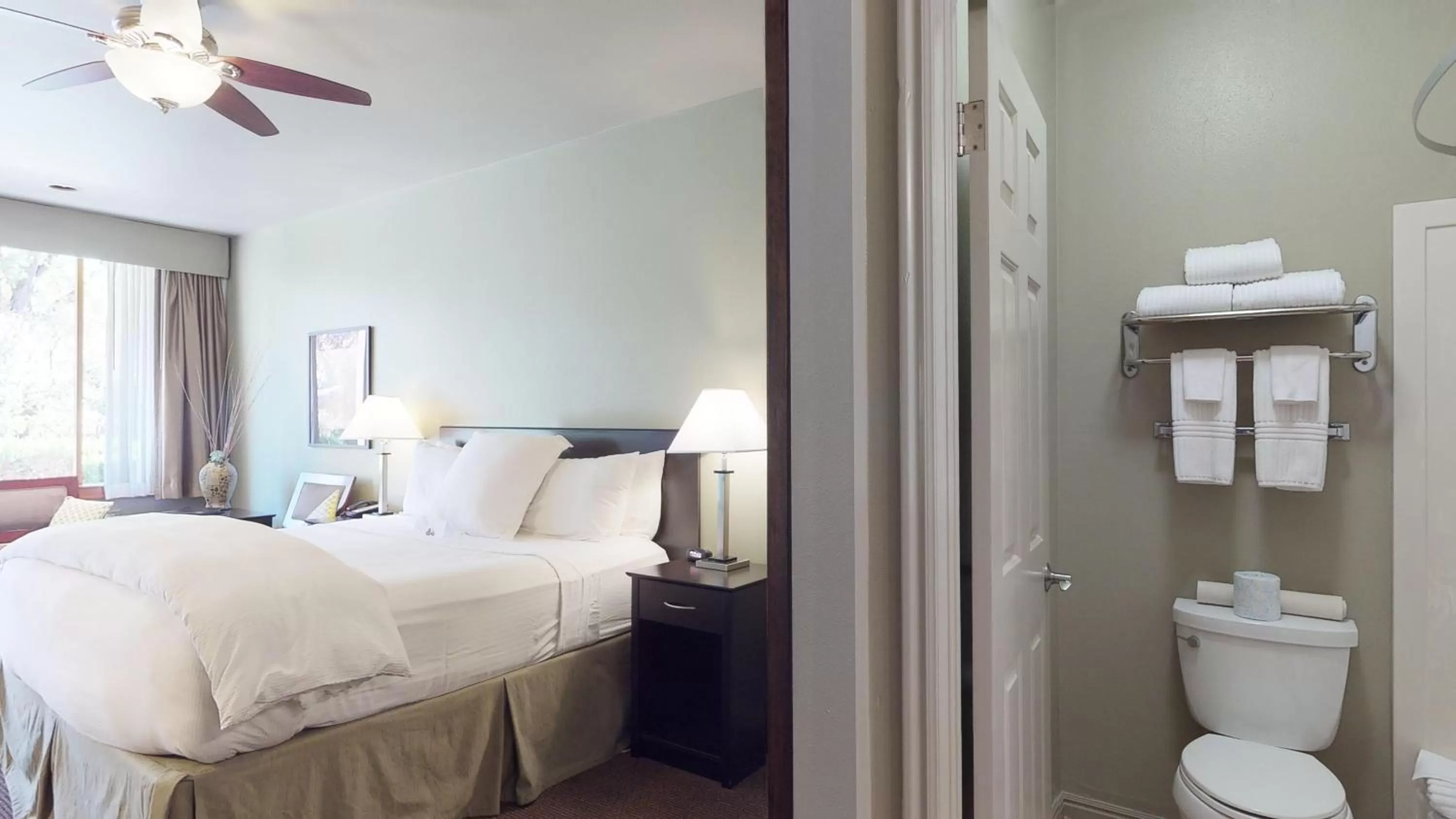 Bathroom, Bed in Flanigan`s Resort and Spa