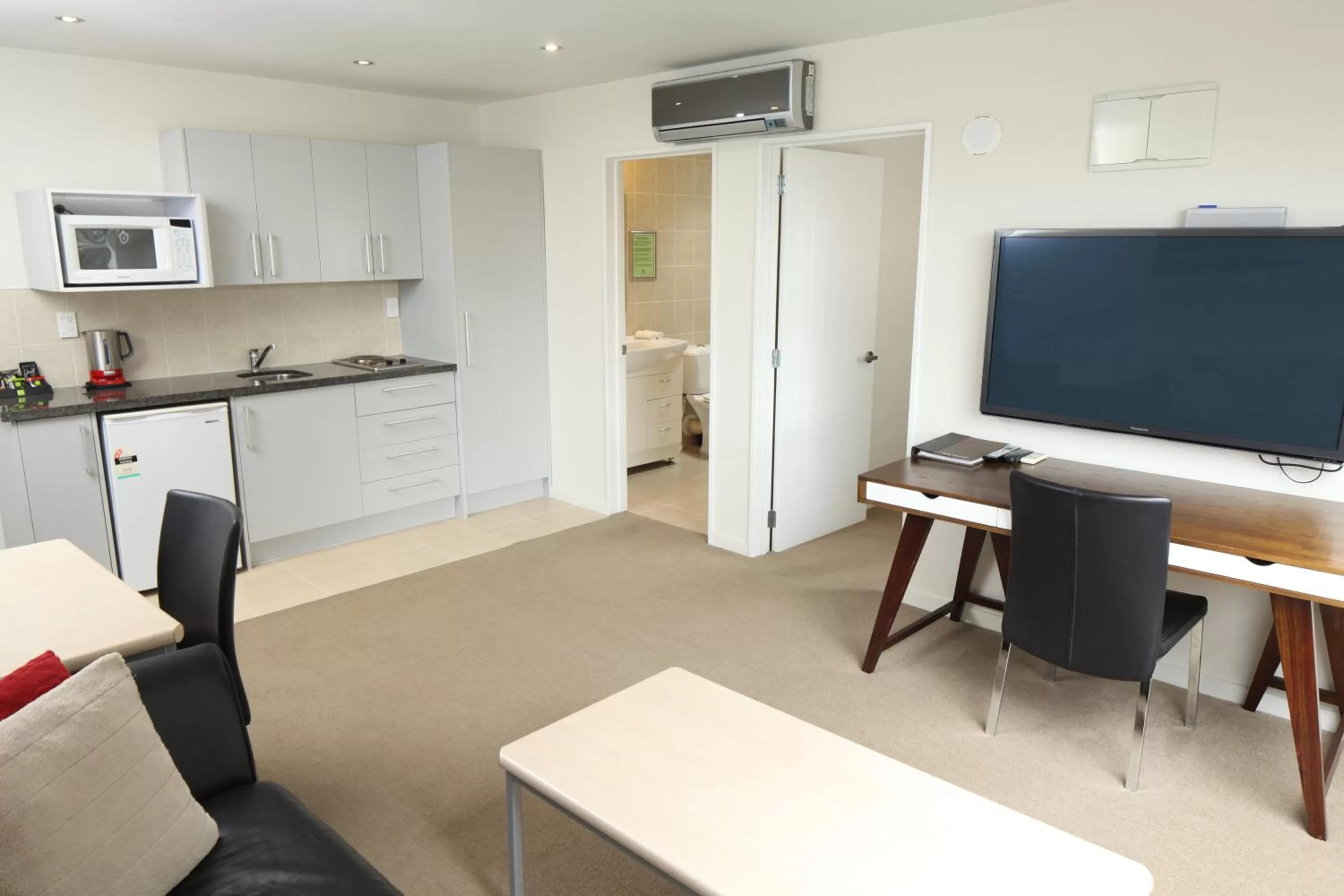 TV and multimedia in Alpha Motel with Spa-Bath