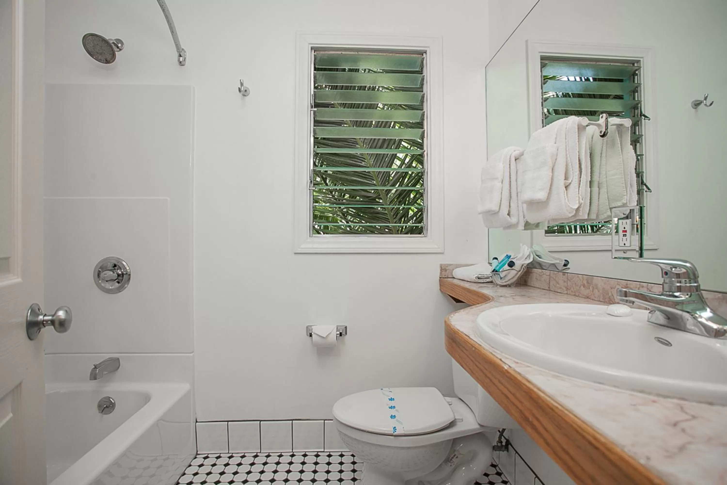 Bathroom in Ocean Lodge Santa Monica Beach Hotel