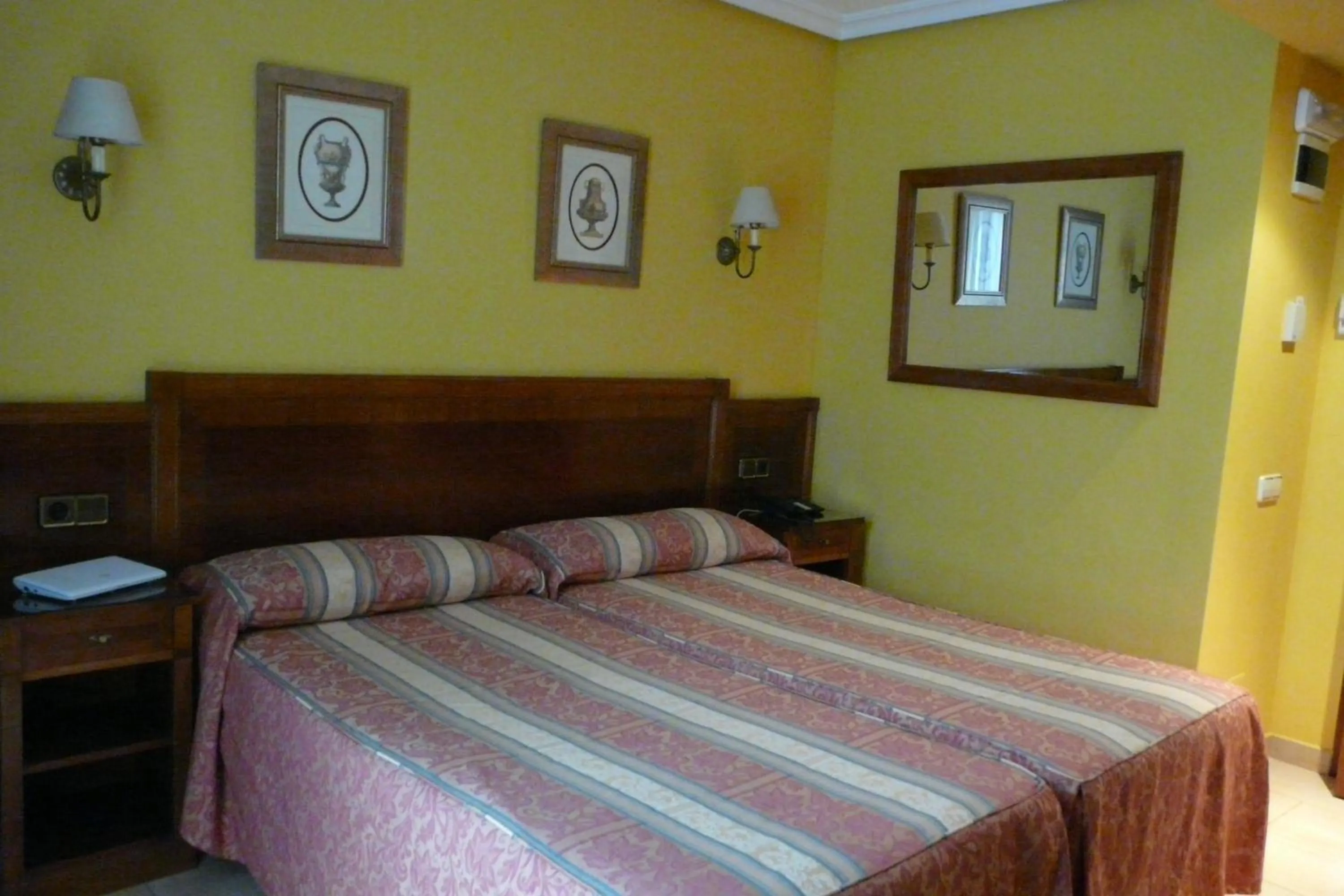 Photo of the whole room, Bed in Idh Angel