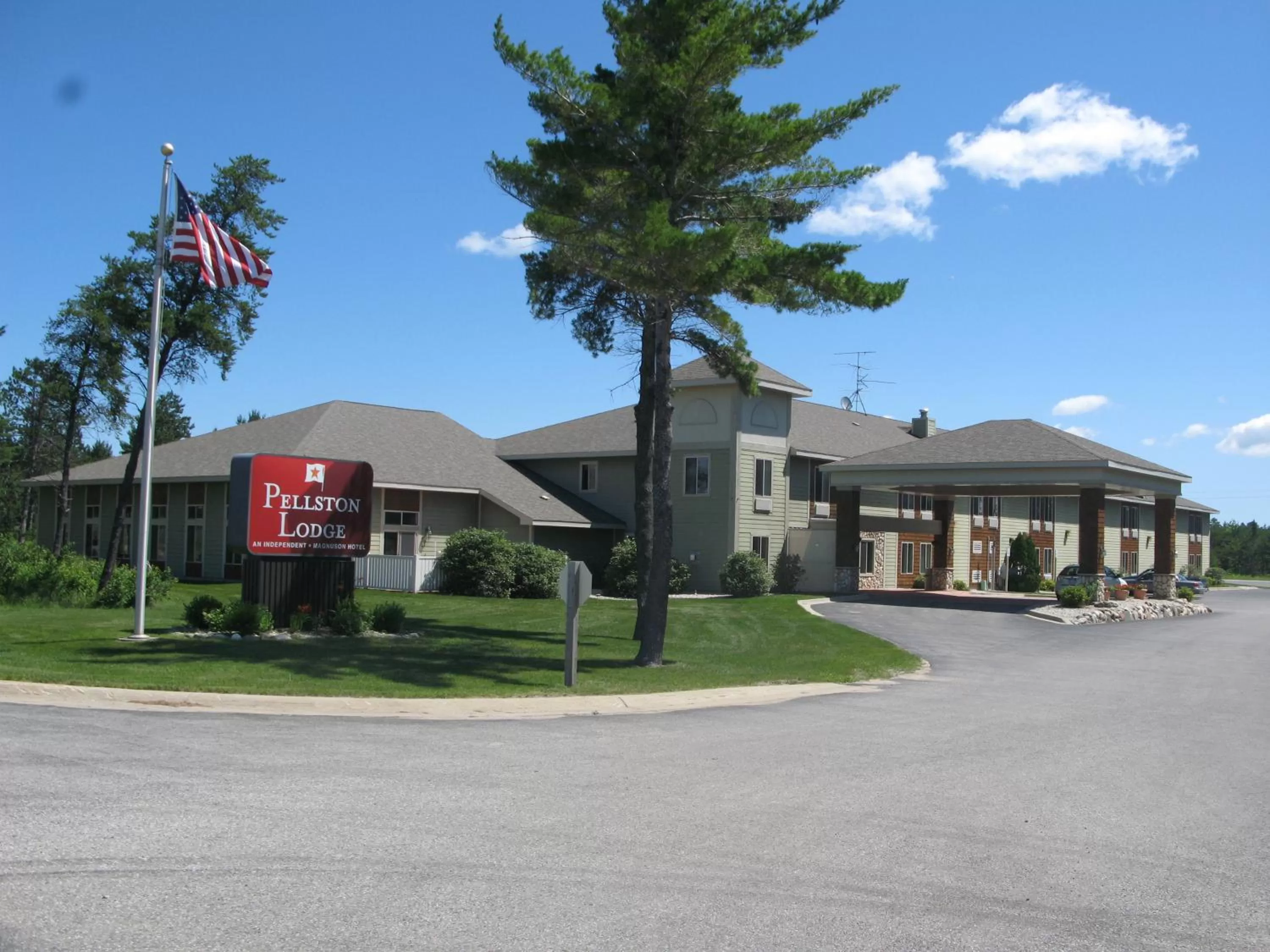 Facade/entrance in Pellston Lodge