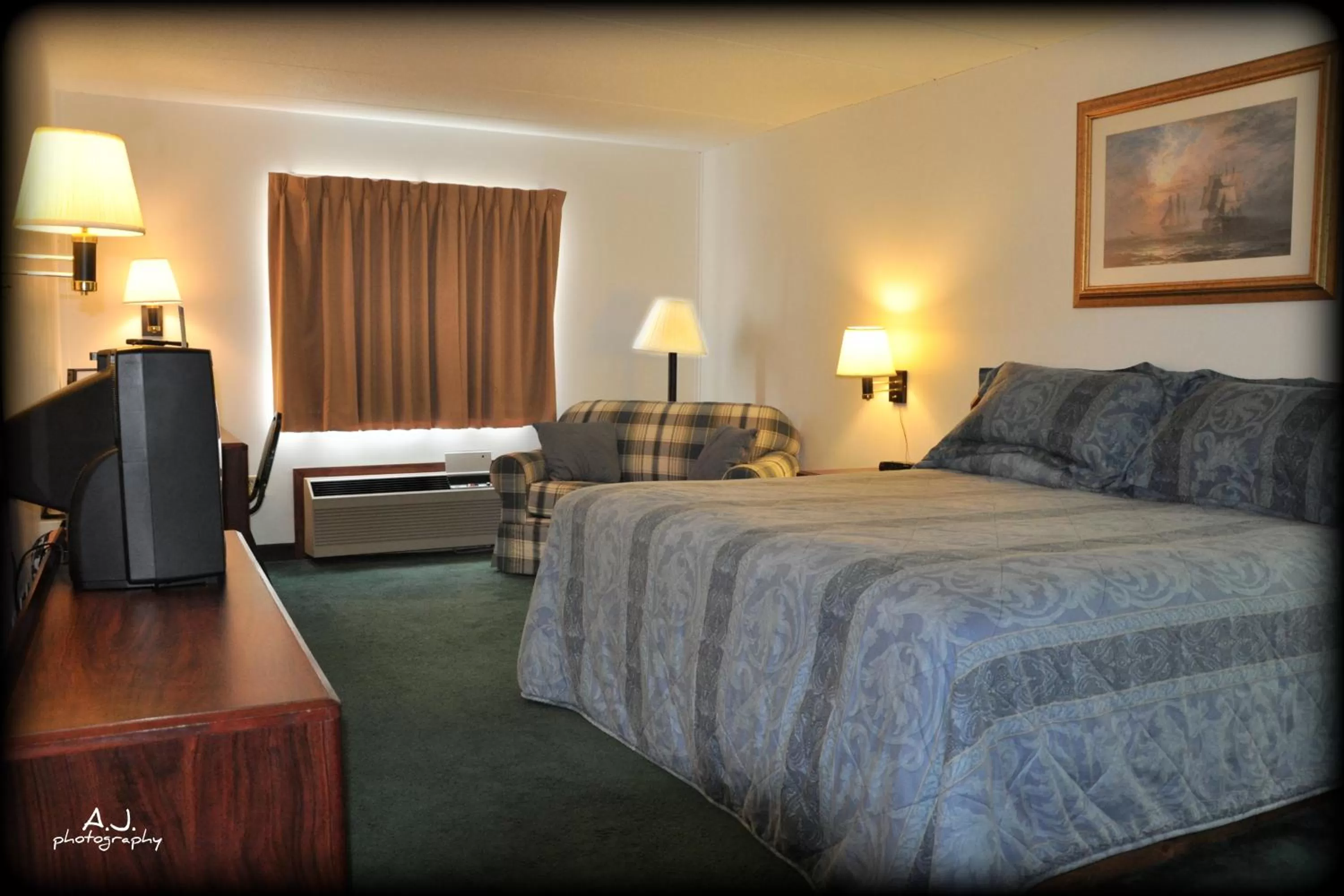 Bed in Gladstone Inn and Suites