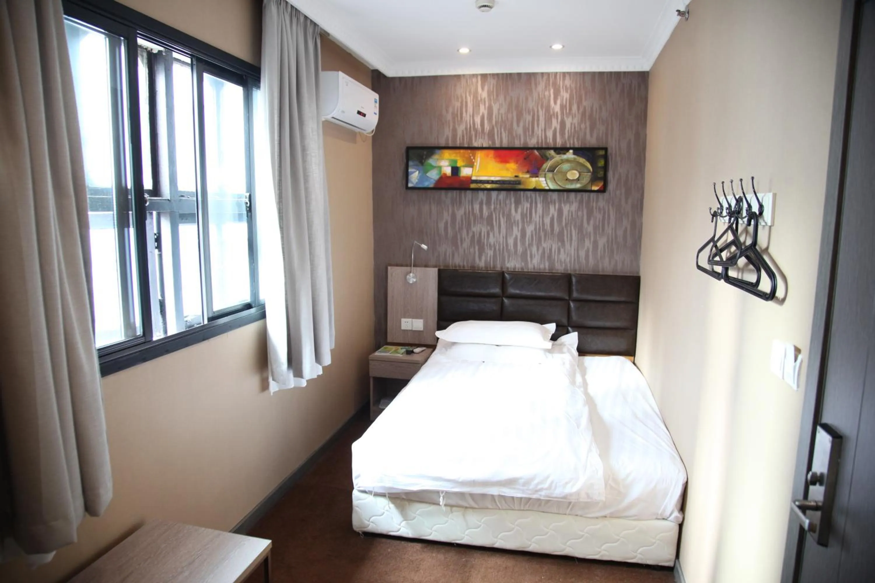 Small Double Room in Shanghai Fish Inn Bund