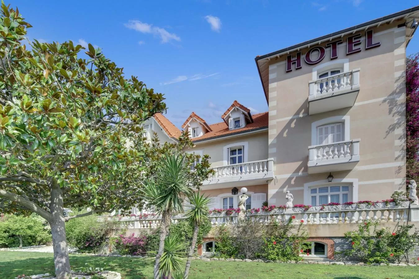 Property building in Le Château de Mei Lese