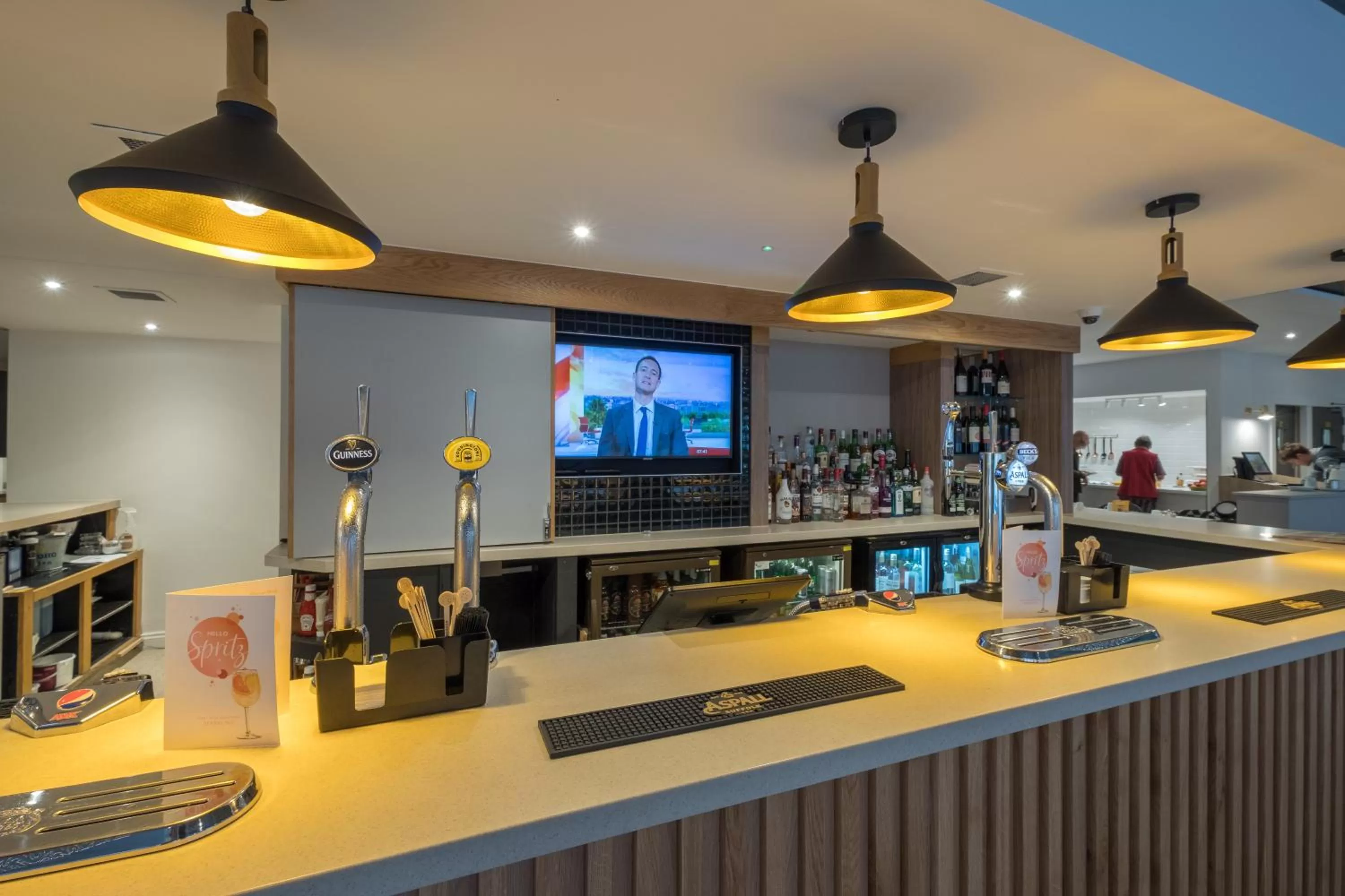 Lounge or bar in Holiday Inn Swindon by IHG