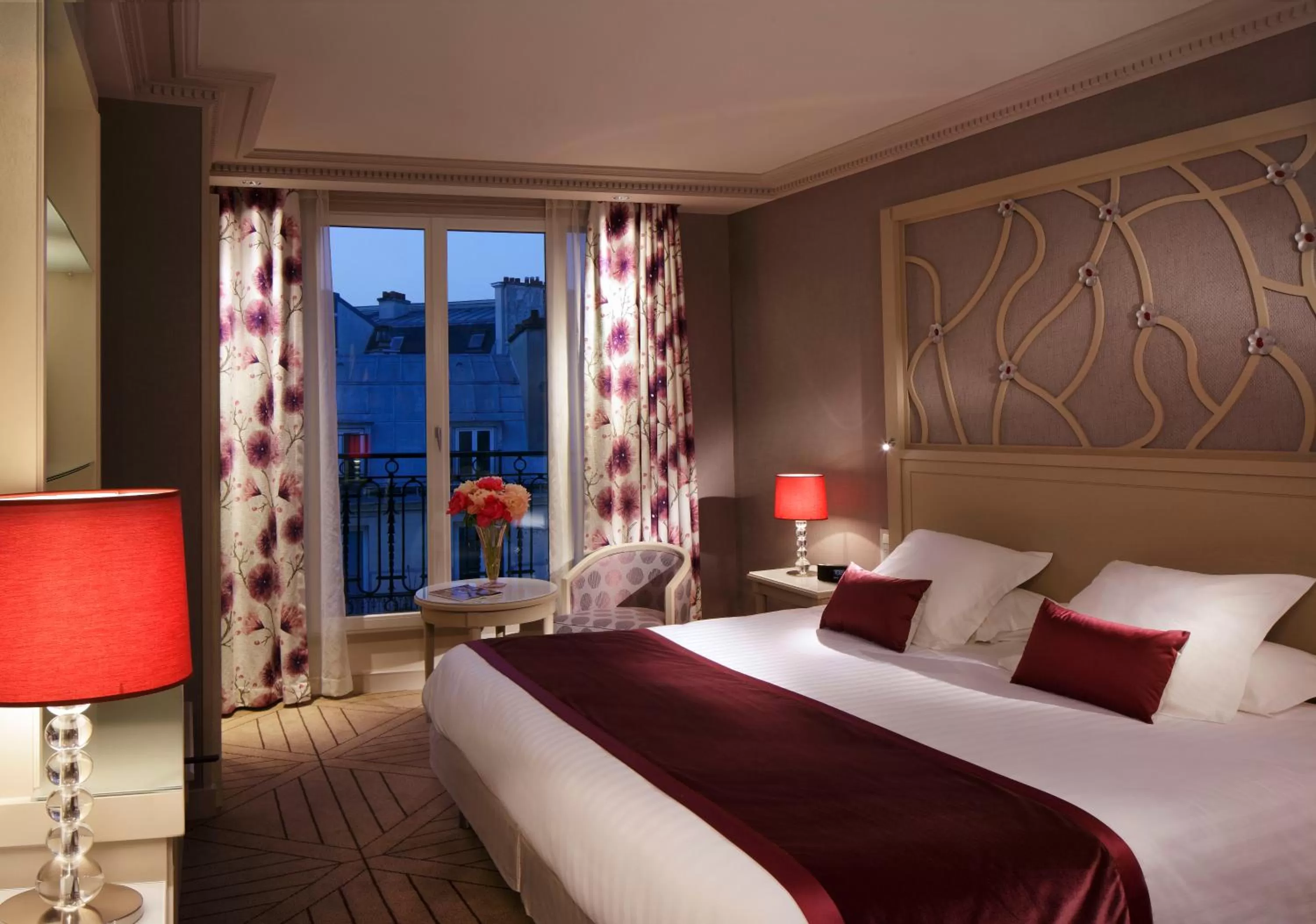 Photo of the whole room, Bed in Rochester Champs Elysees