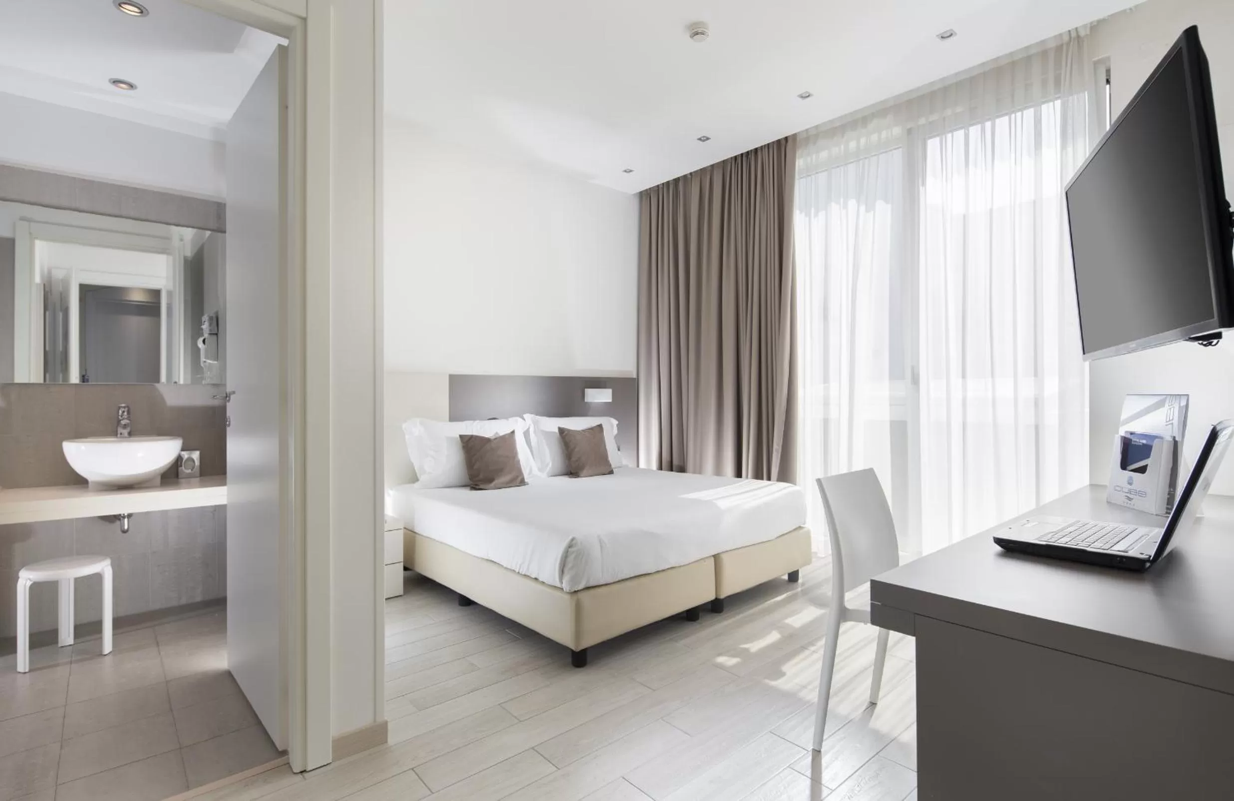 Photo of the whole room, Bed in Hotel Cube