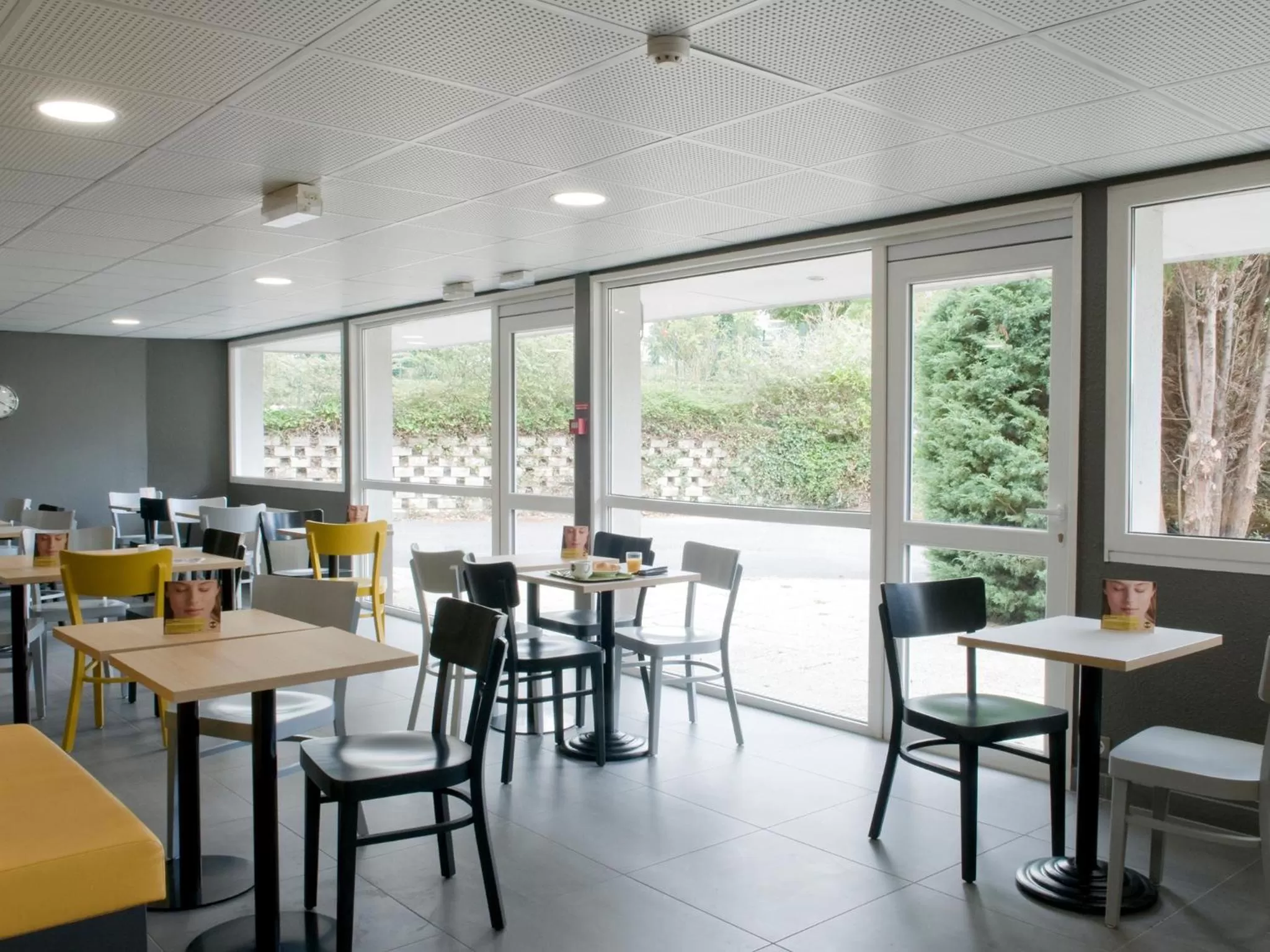 Restaurant/places to eat in B&B HOTEL Saint-Quentin