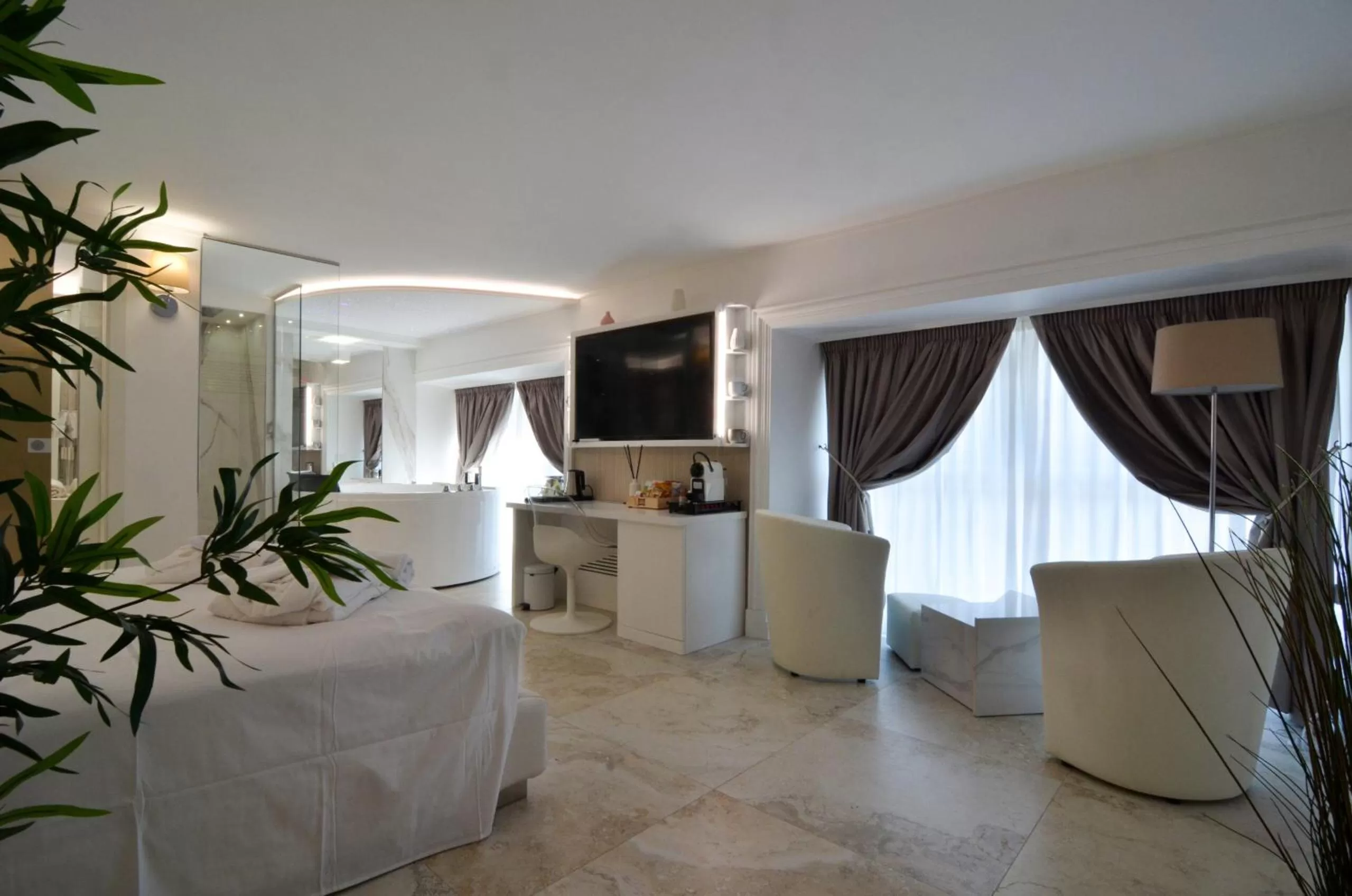 Shower, Seating Area in Domus De Cinti