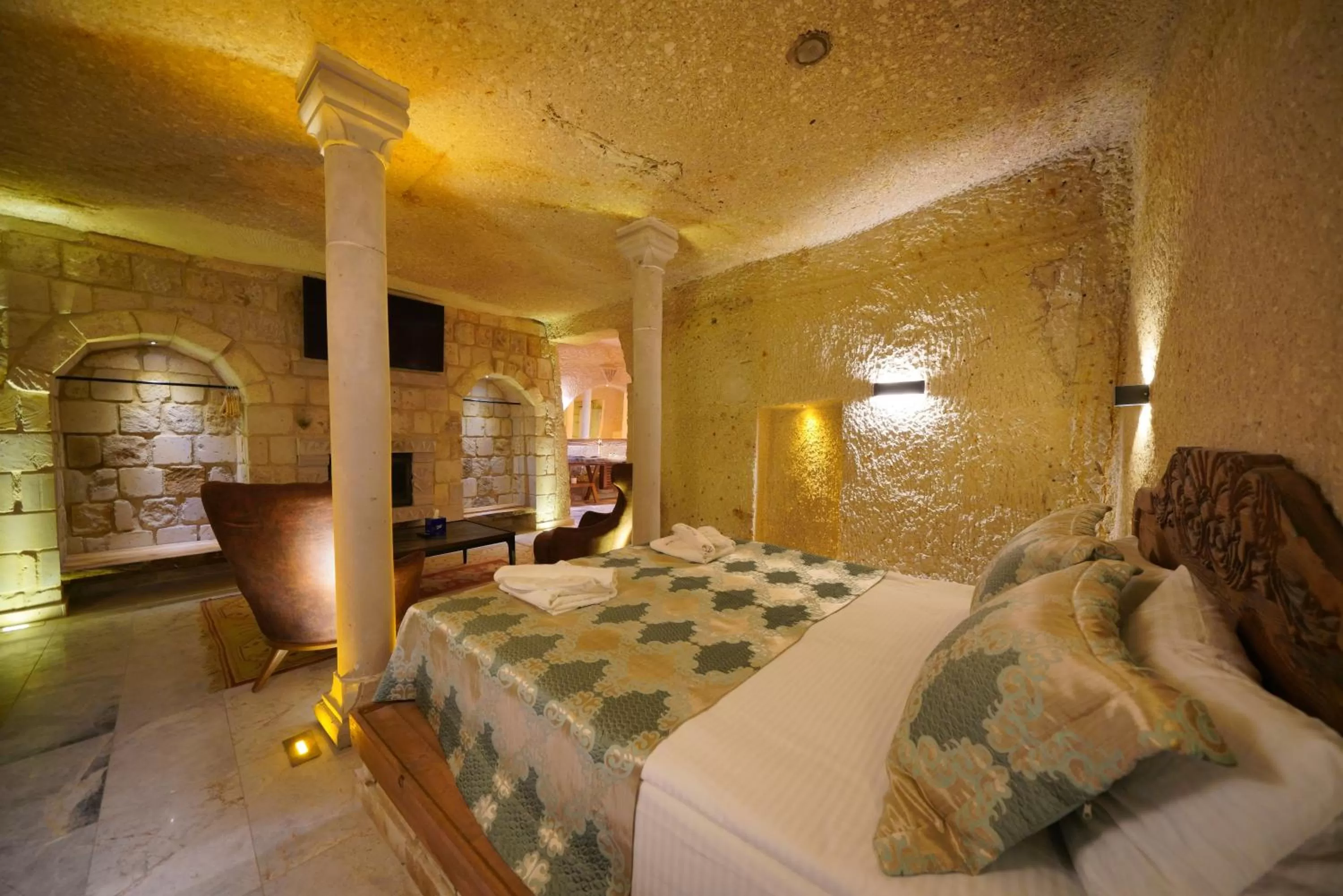 Bed in Shoestring Cave House