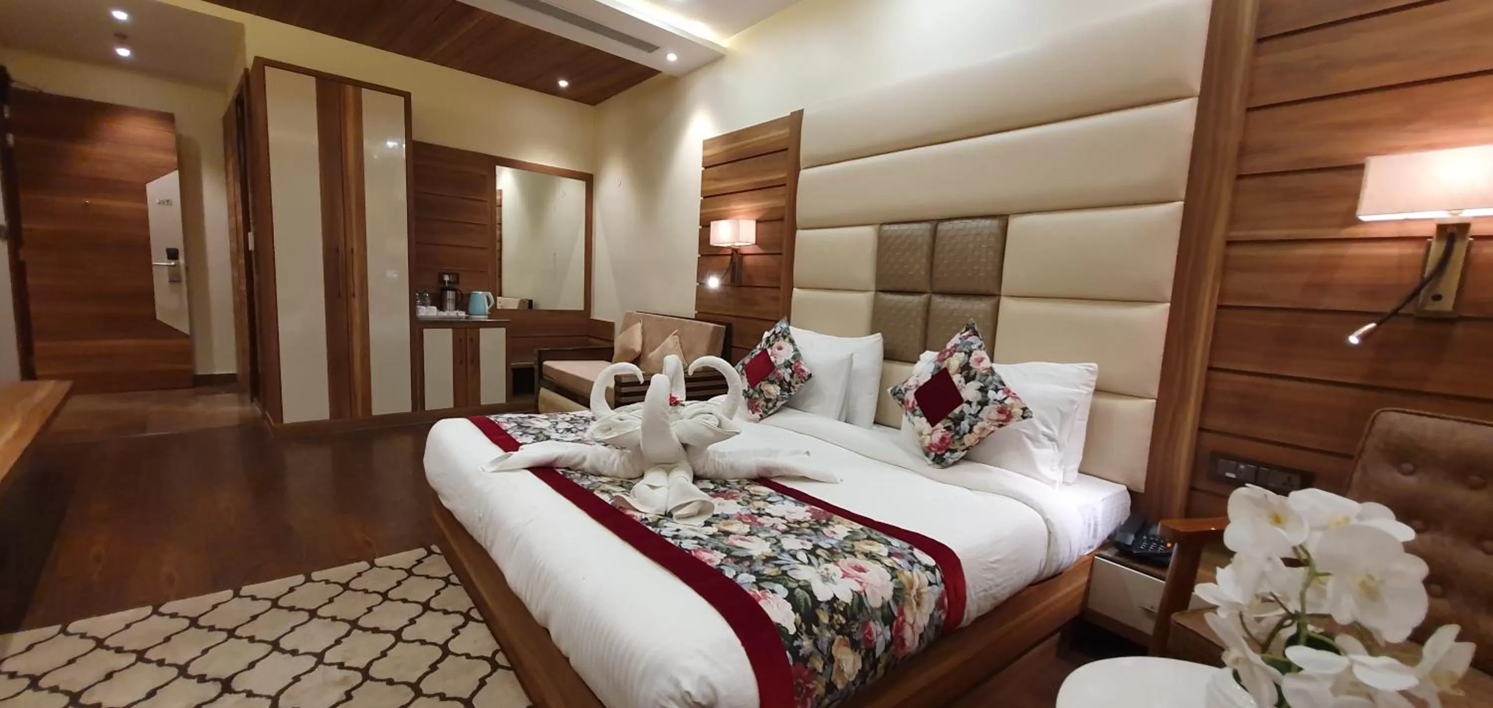 Bed in Hotel Makhan Residency