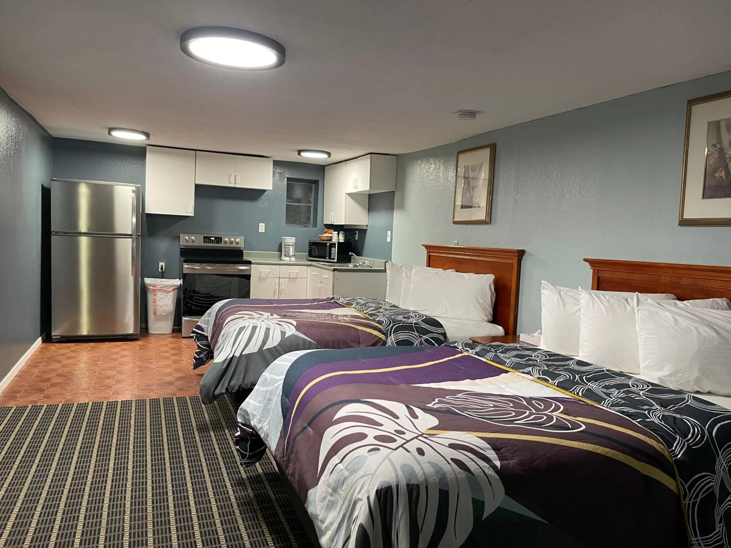 Bed in Annie Oakley Motel Oakley