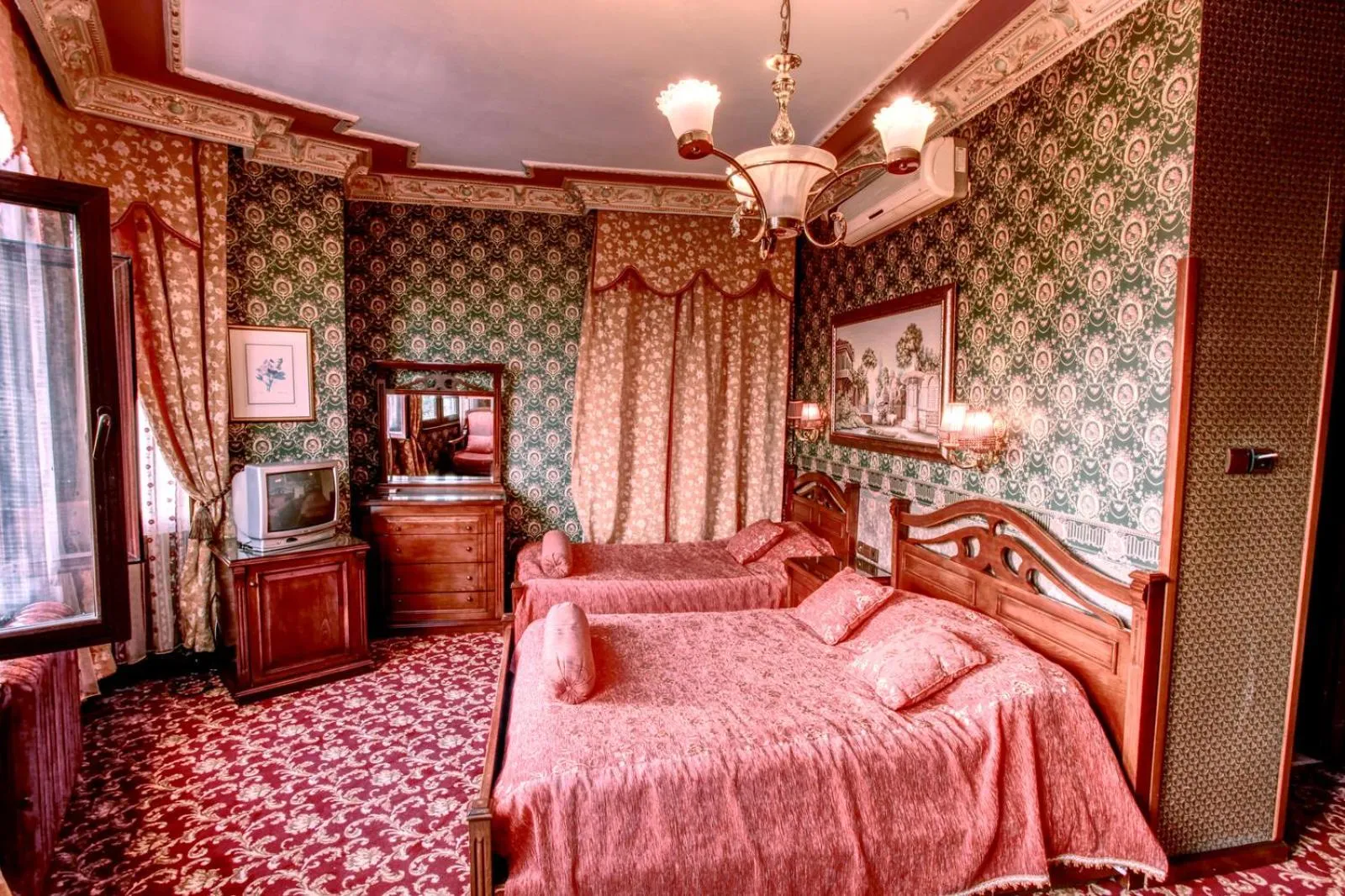 Bed in Grand Hotel de Londres