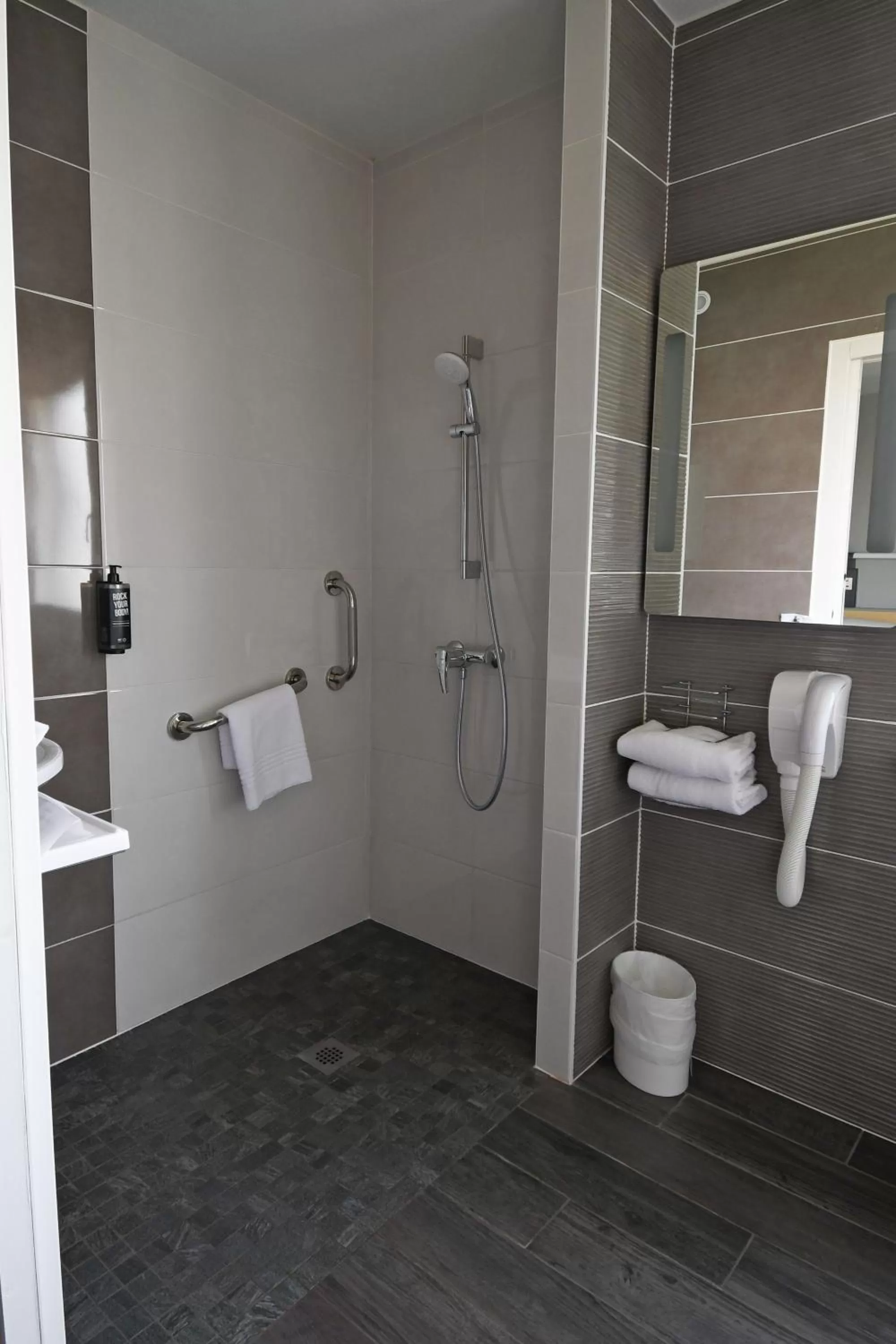 Bathroom in ibis Saintes