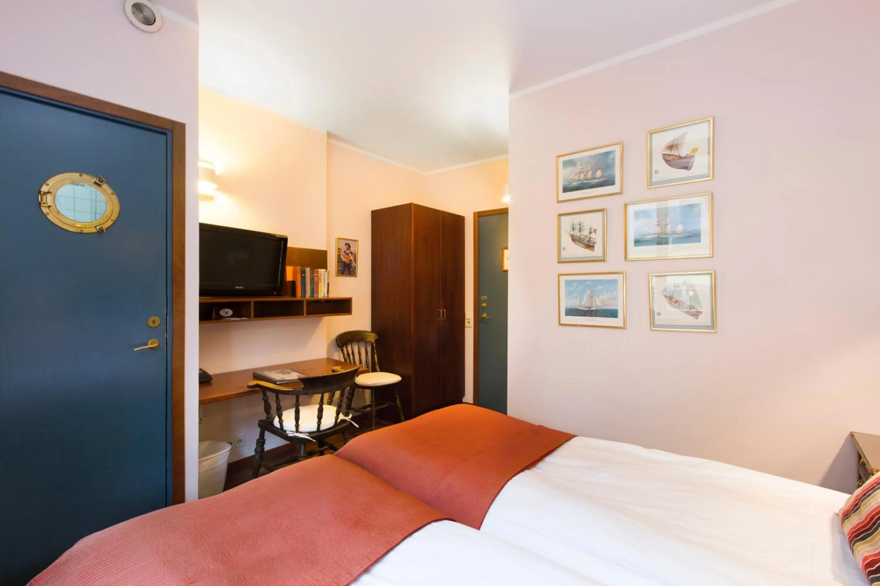 Bedroom, Bed in Lord Nelson Hotel