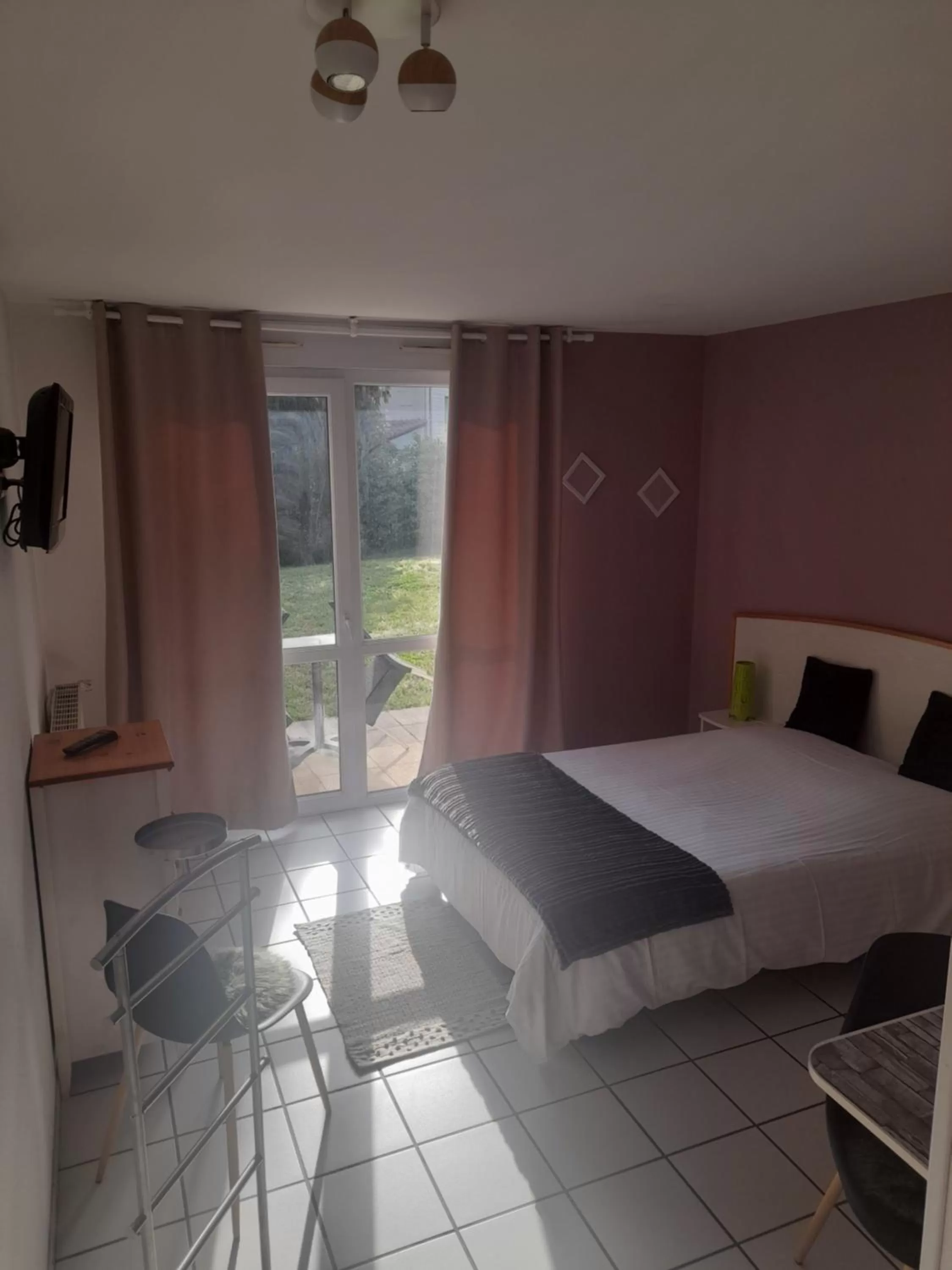 Bedroom, Bed in Hotel de l'Ile d'Amour