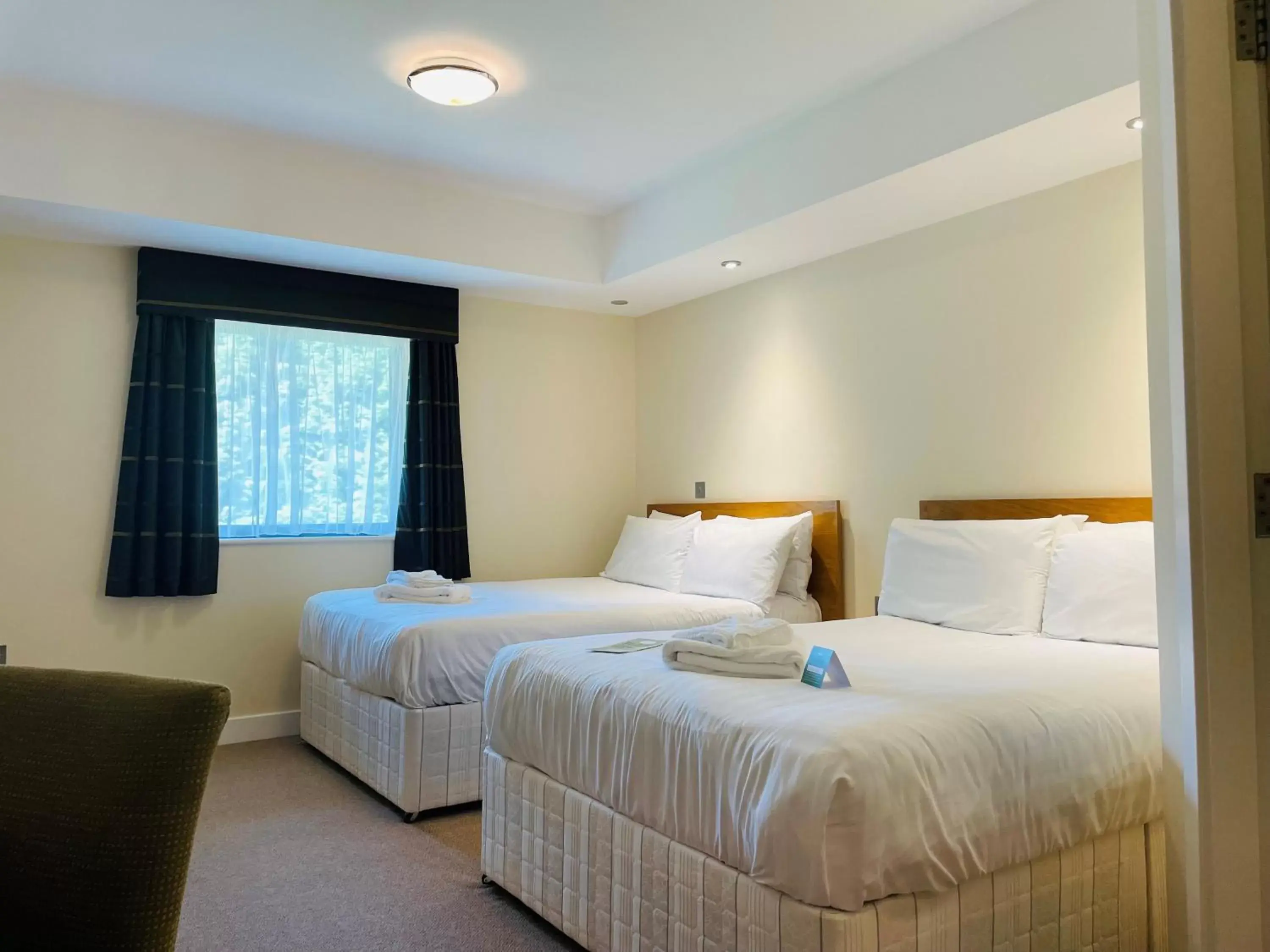 Deluxe Quadruple Room in Boston West Hotel Deluxe Quadruple Room in Boston West Hotel