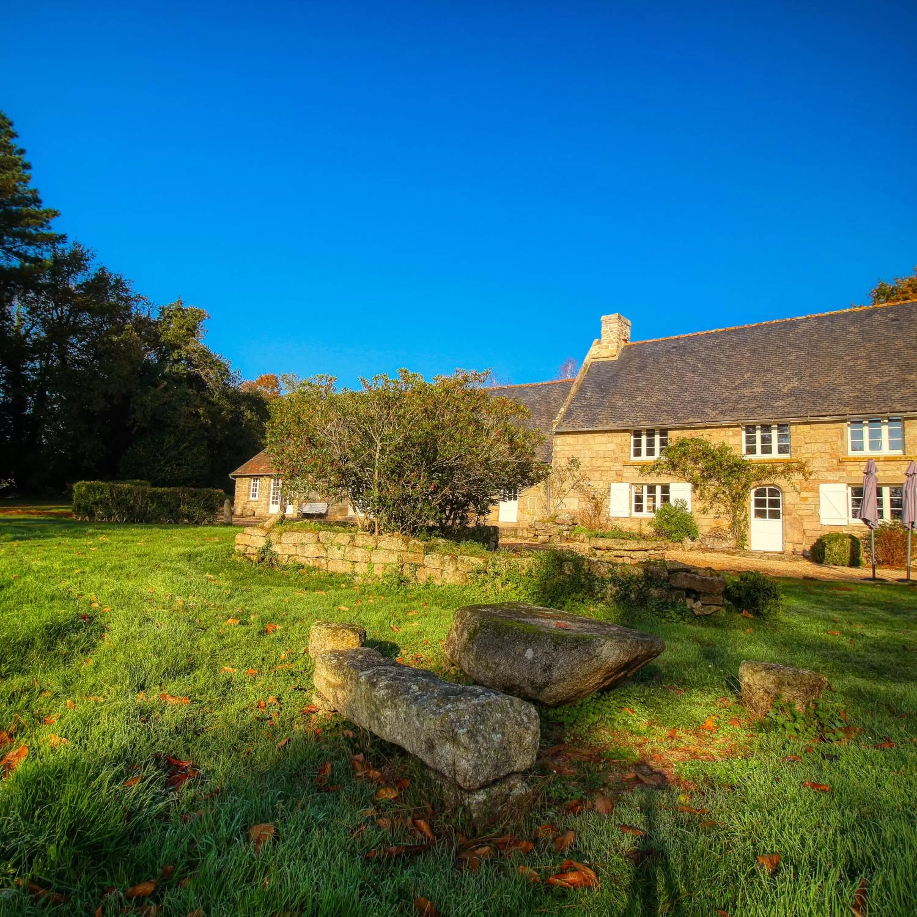 Property Building in KERBELEG, ferme-manoir du XVè siècle, chambres grand confort
