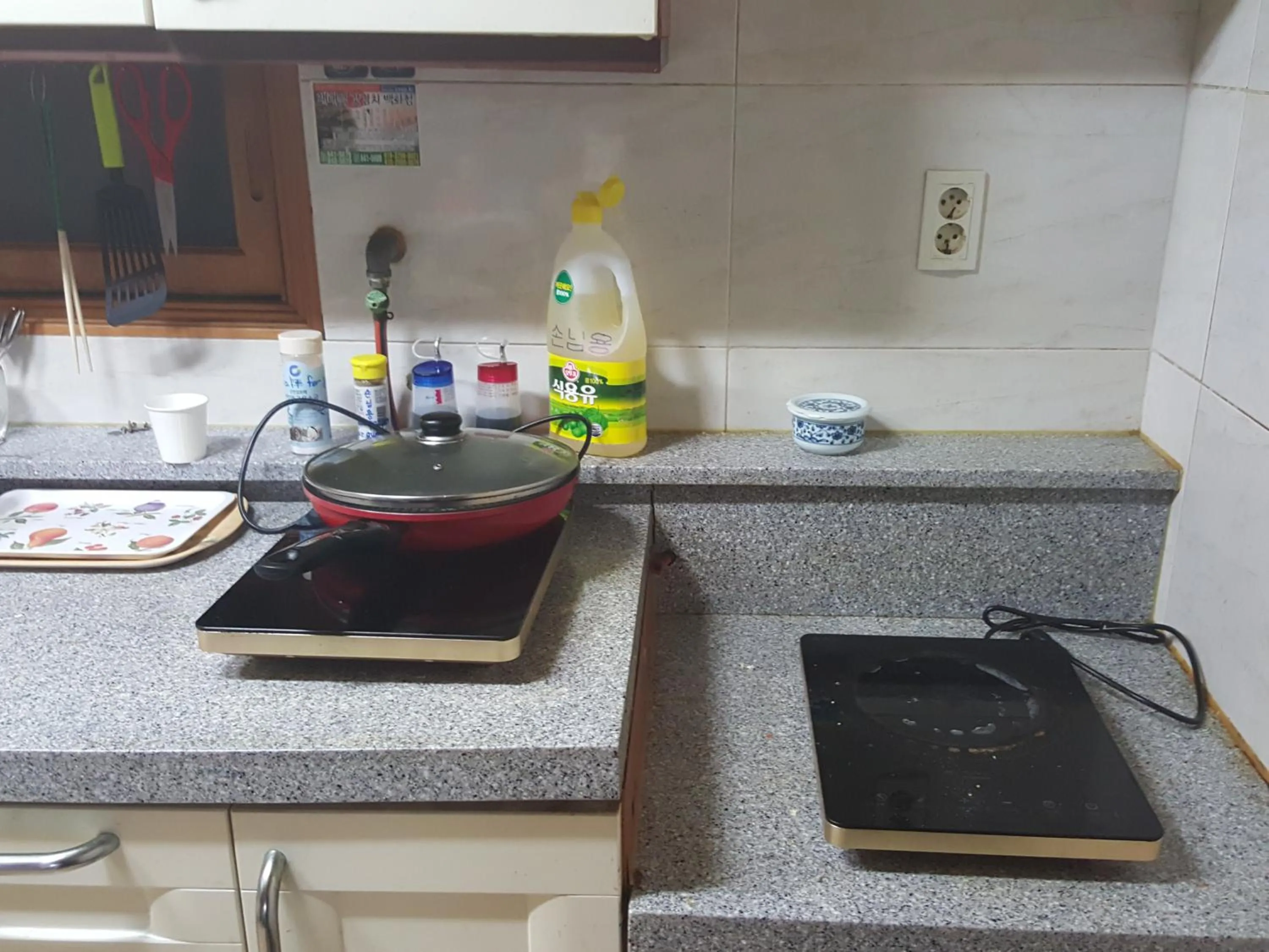 Kitchen or kitchenette in Plus Motel