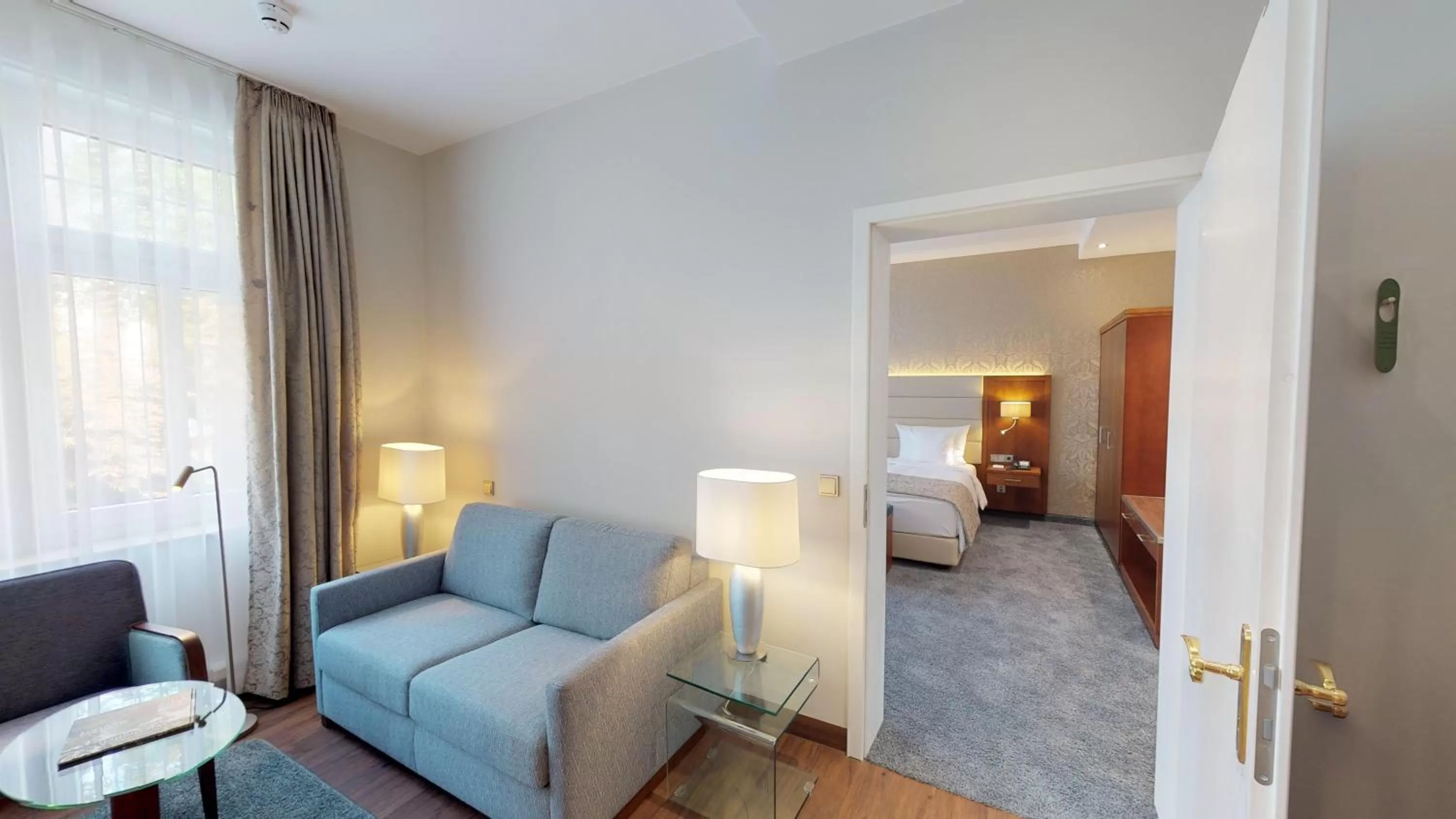 Living room, Bed in Hotel Oranien Wiesbaden